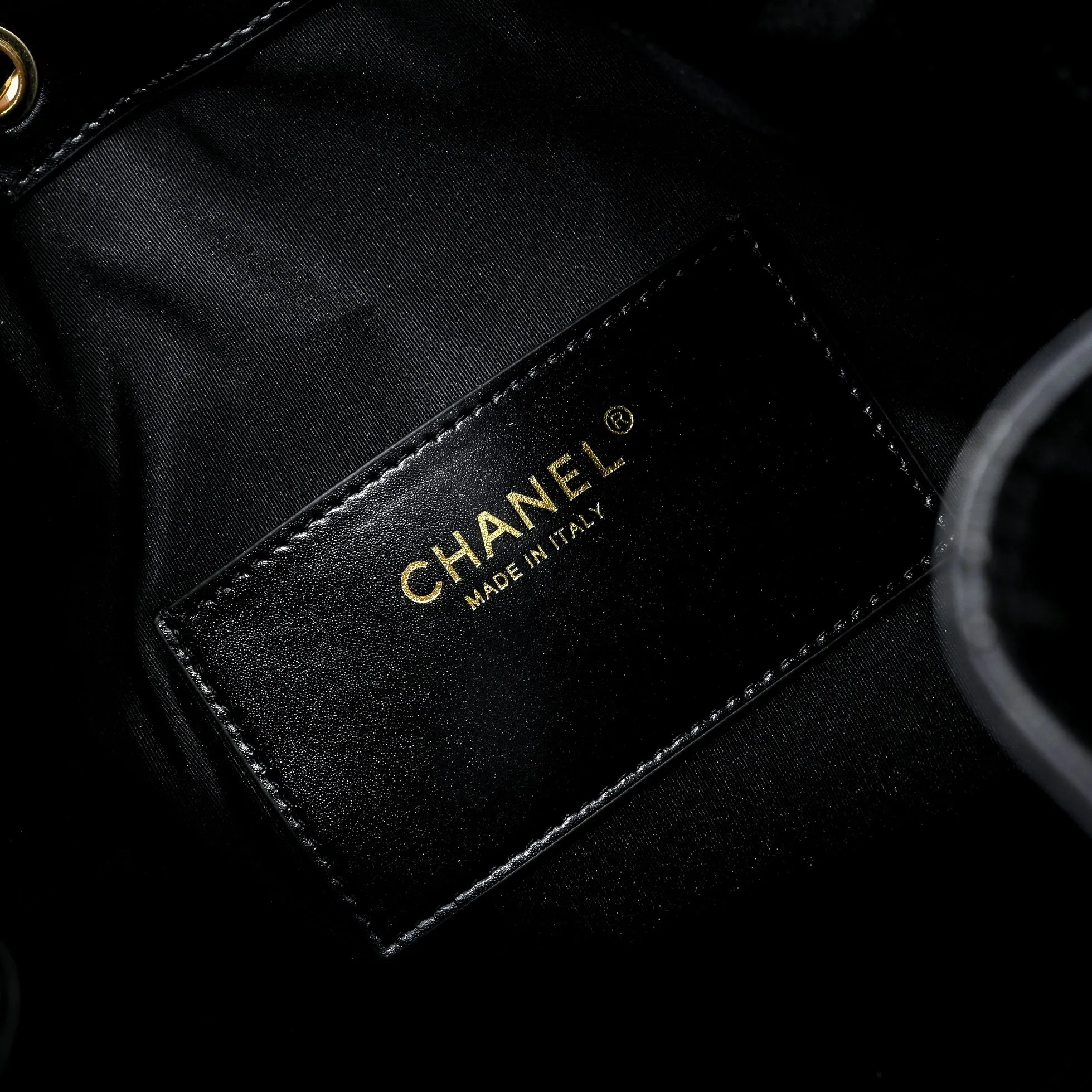 💰580￥ Large upgraded version chanel 25c bag king oil wax leather hobo armpit bag hippie armpit bag large retro gold coin button drawstring bucket bag + diamond pattern + retro black gold classic chain design, full of high-end sense! A must-have for daily travel, with exquisite appearance and delicate texture, it can be easily worn in both casual and formal occasions. Size: 40x30x15cm Style No.: 7073 Material: Oil-waxed cowhide