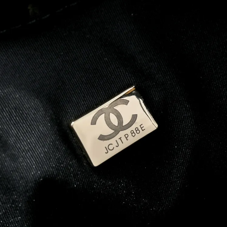 💰580￥ Large upgraded version chanel 25c bag king oil wax leather hobo armpit bag hippie armpit bag large retro gold coin button drawstring bucket bag + diamond pattern + retro black gold classic chain design, full of high-end sense! A must-have for daily travel, with exquisite appearance and delicate texture, it can be easily worn in both casual and formal occasions. Size: 40x30x15cm Style No.: 7073 Material: Oil-waxed cowhide