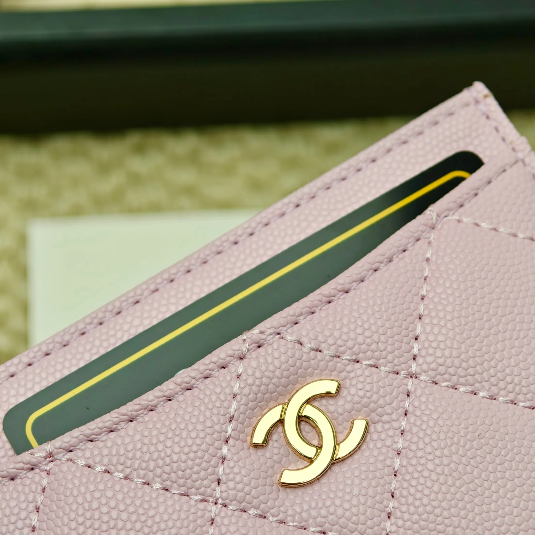 💰100Chanel Chanel counter classic card holder Model number: AP456 Made of cowhide caviar, a classic and timeless mini card holder. Super cute😍 Size: 7.5×11.2×0.5cm Fine workmanship and high-end quality