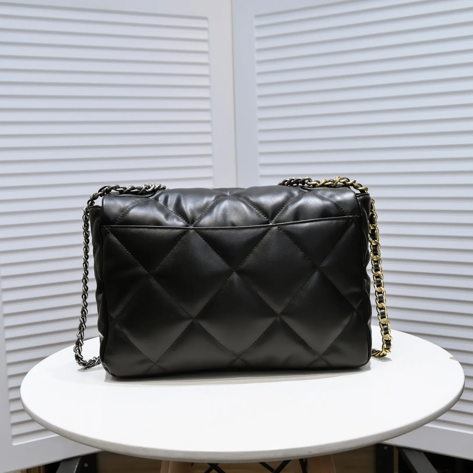 💰480￥The latest popular model of Chanel in large black size is now available📣📣Synchronized with counters🤭Imported cowhide🐂feels very soft. The upper body effect is super good, it can be carried by hand, on one shoulder or cross-body, showing the elegance and charm of women. Hurry up and get it. Style number: 9012. Size: 36*24*14cm.