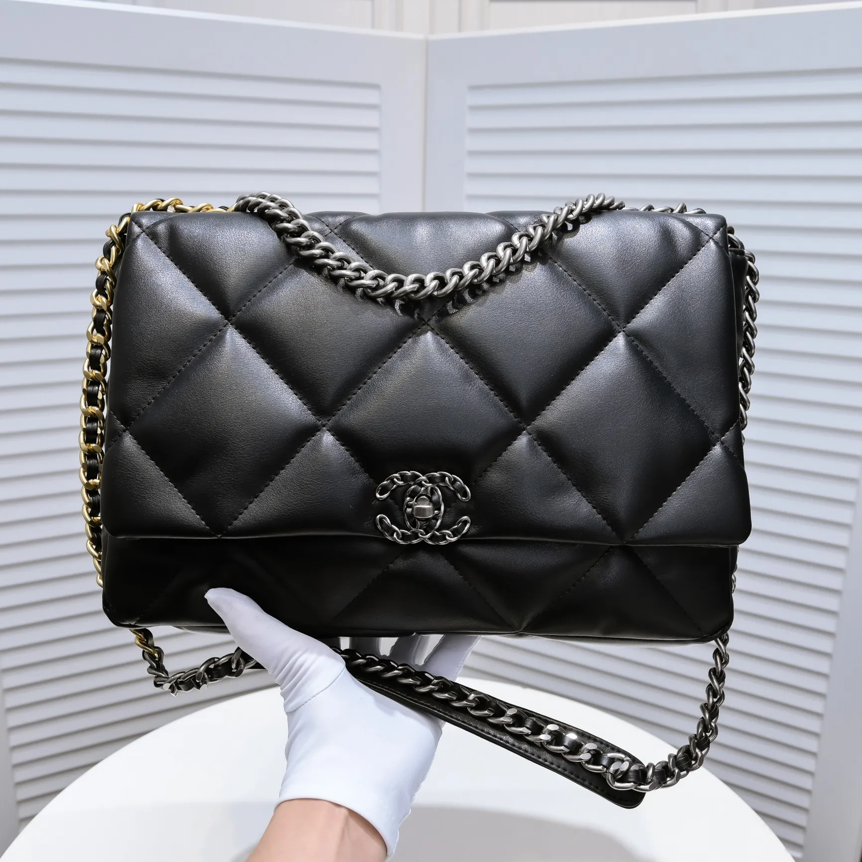 💰480￥The latest popular model of Chanel in large black size is now available📣📣Synchronized with counters🤭Imported cowhide🐂feels very soft. The upper body effect is super good, it can be carried by hand, on one shoulder or cross-body, showing the elegance and charm of women. Hurry up and get it. Style number: 9012. Size: 36*24*14cm.