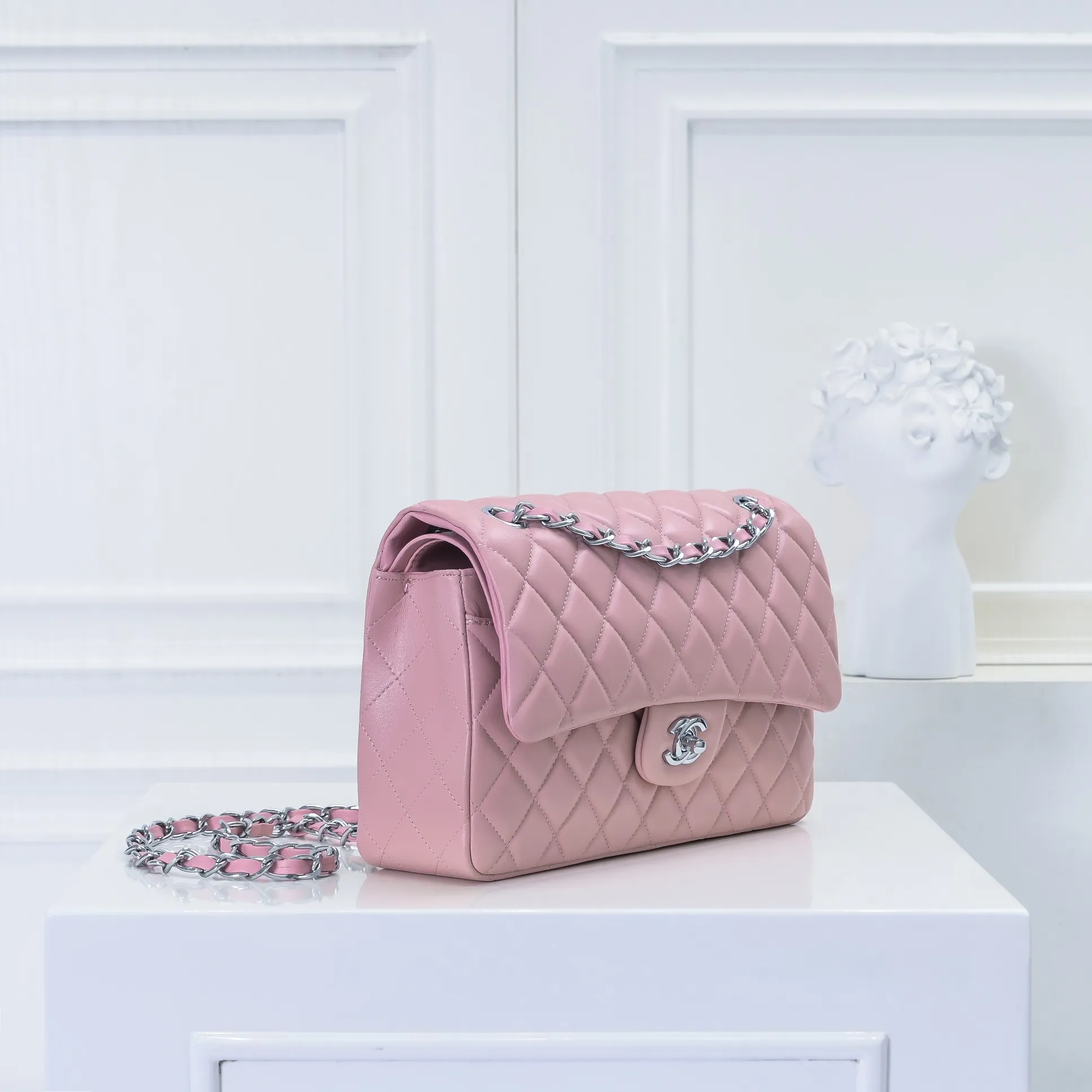 💰420￥Chanel🔥Exclusive quality real shot shipment✈️Official website updated simultaneously👑Chanel sheep pattern classic style with original hardware, summer style is coming💋CHANEL ‼ ️Crossbody bag, sheepskin with red lining🌸‼ ️ 🙈Fashion new favorite🙈 Size: 25.5*16*6.5. Style number: 1112 sheepskin