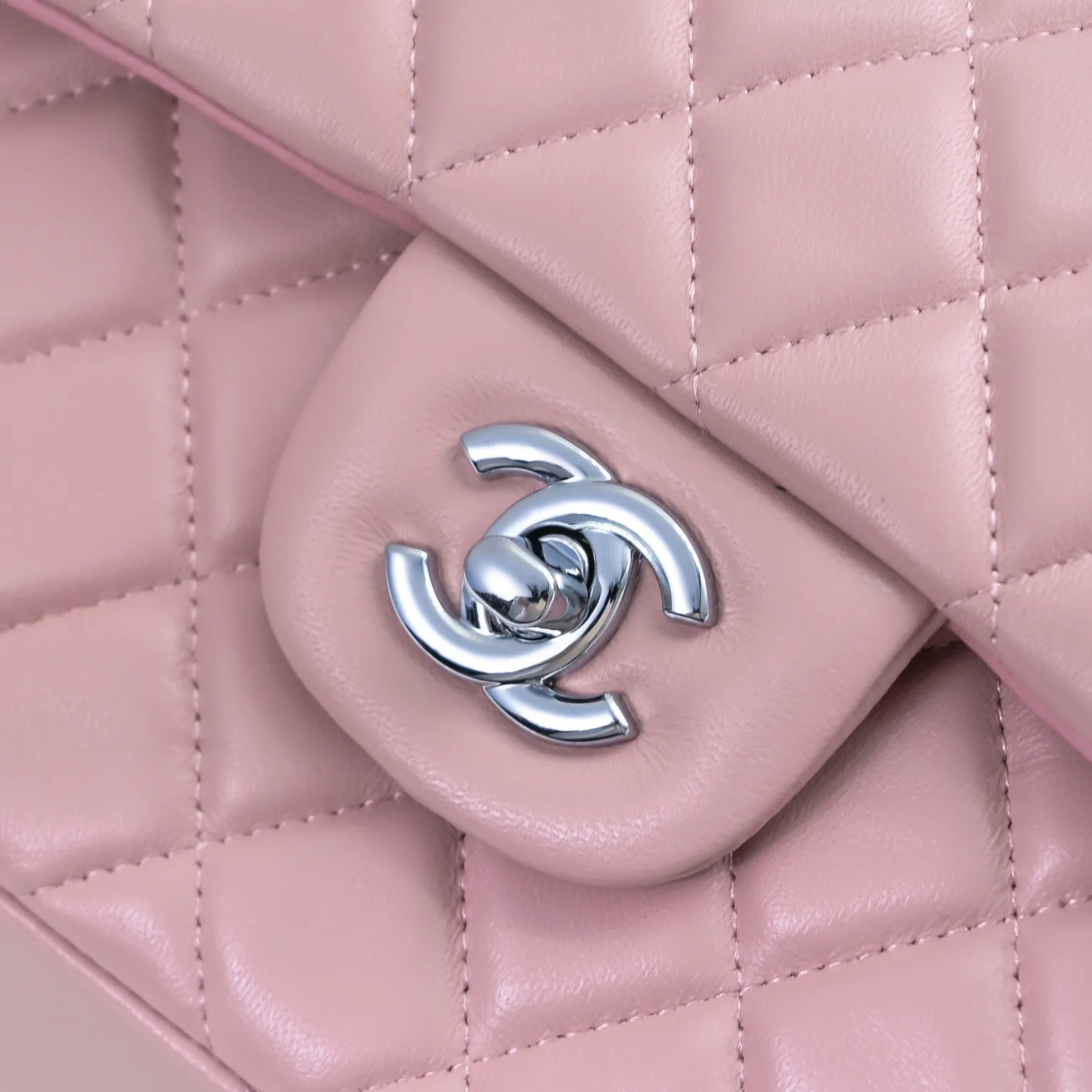 💰420￥Chanel🔥Exclusive quality real shot shipment✈️Official website updated simultaneously👑Chanel sheep pattern classic style with original hardware, summer style is coming💋CHANEL ‼ ️Crossbody bag, sheepskin with red lining🌸‼ ️ 🙈Fashion new favorite🙈 Size: 25.5*16*6.5. Style number: 1112 sheepskin