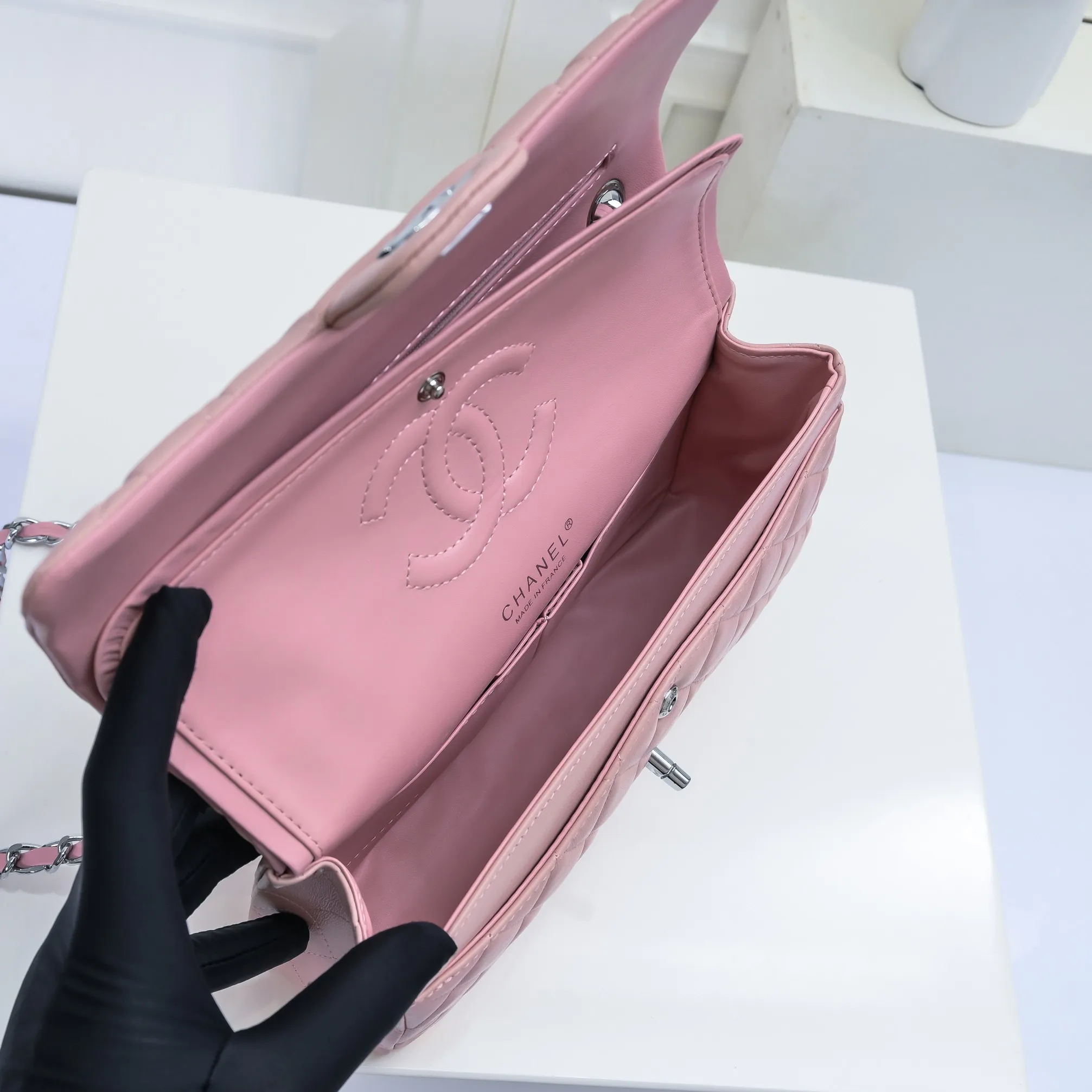 💰420￥Chanel🔥Exclusive quality real shot shipment✈️Official website updated simultaneously👑Chanel sheep pattern classic style with original hardware, summer style is coming💋CHANEL ‼ ️Crossbody bag, sheepskin with red lining🌸‼ ️ 🙈Fashion new favorite🙈 Size: 25.5*16*6.5. Style number: 1112 sheepskin
