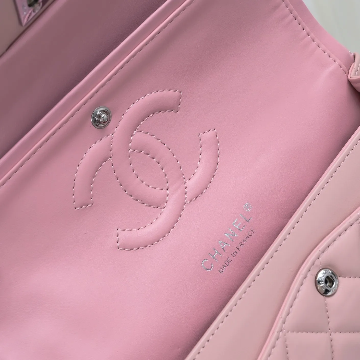 💰420￥Chanel🔥Exclusive quality real shot shipment✈️Official website updated simultaneously👑Chanel sheep pattern classic style with original hardware, summer style is coming💋CHANEL ‼ ️Crossbody bag, sheepskin with red lining🌸‼ ️ 🙈Fashion new favorite🙈 Size: 25.5*16*6.5. Style number: 1112 sheepskin