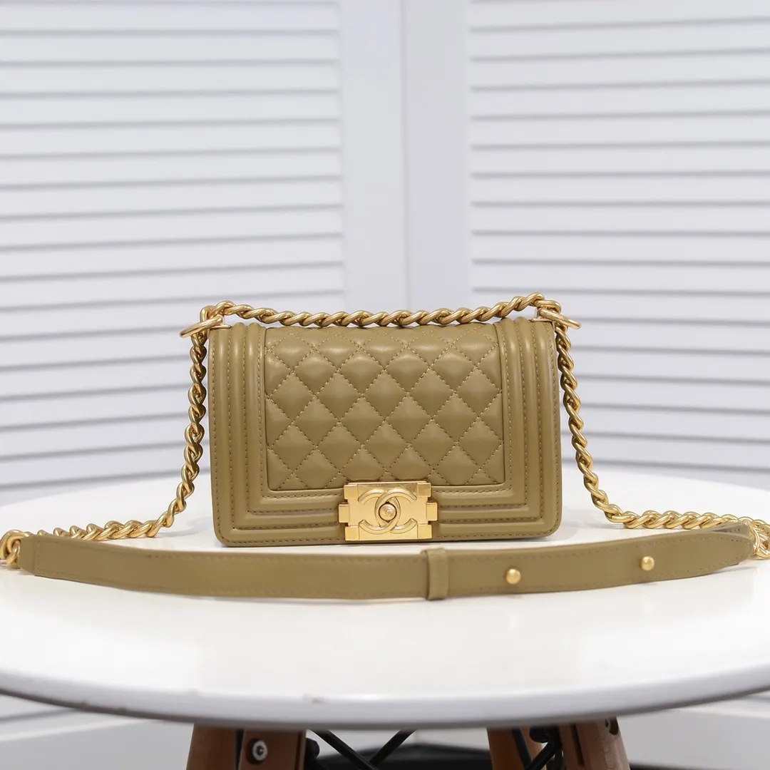 💰400￥ (Full sheepskin with original hardware) [Smile] Chanel Chanel 👑 Lambskin [Lightning] Thickened electroplated hardware accessories 🌈 The workmanship is comparable to the original order 💪 The bottom can be pinched and rebounded without trace, absolutely spot-on and real-life, fashionable and durable 💪💪 High-end quality, no pressure in and out of the drill cabinet 💏, size 20*12*7cm, style number 67085