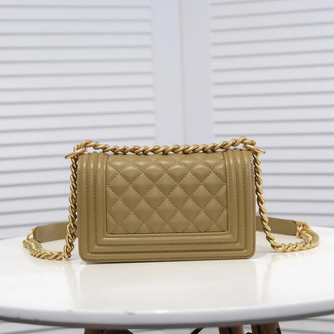 💰400￥ (Full sheepskin with original hardware) [Smile] Chanel Chanel 👑 Lambskin [Lightning] Thickened electroplated hardware accessories 🌈 The workmanship is comparable to the original order 💪 The bottom can be pinched and rebounded without trace, absolutely spot-on and real-life, fashionable and durable 💪💪 High-end quality, no pressure in and out of the drill cabinet 💏, size 20*12*7cm, style number 67085