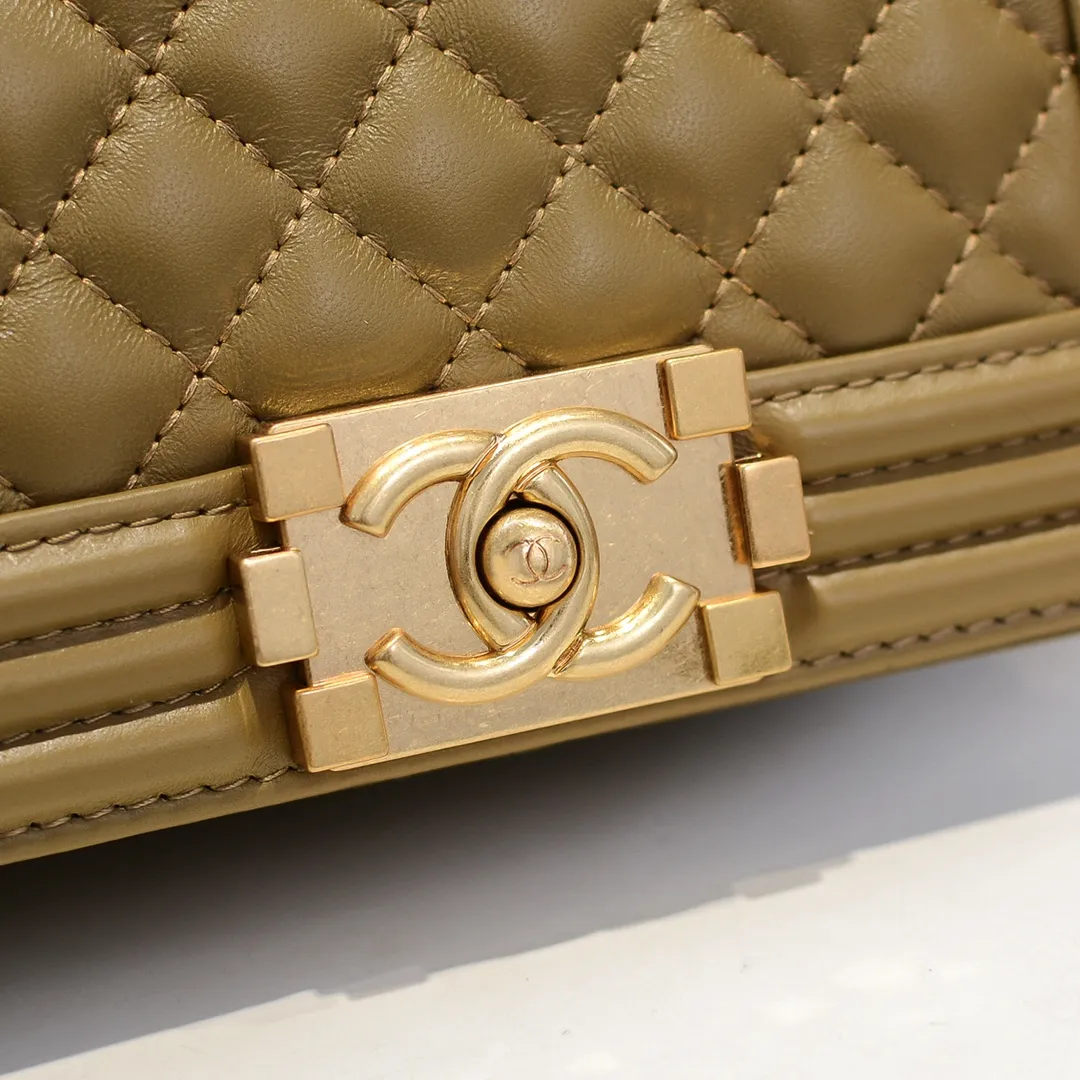 💰400￥ (Full sheepskin with original hardware) [Smile] Chanel Chanel 👑 Lambskin [Lightning] Thickened electroplated hardware accessories 🌈 The workmanship is comparable to the original order 💪 The bottom can be pinched and rebounded without trace, absolutely spot-on and real-life, fashionable and durable 💪💪 High-end quality, no pressure in and out of the drill cabinet 💏, size 20*12*7cm, style number 67085