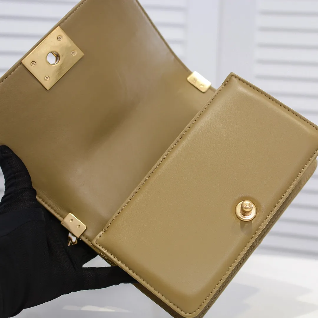 💰400￥ (Full sheepskin with original hardware) [Smile] Chanel Chanel 👑 Lambskin [Lightning] Thickened electroplated hardware accessories 🌈 The workmanship is comparable to the original order 💪 The bottom can be pinched and rebounded without trace, absolutely spot-on and real-life, fashionable and durable 💪💪 High-end quality, no pressure in and out of the drill cabinet 💏, size 20*12*7cm, style number 67085