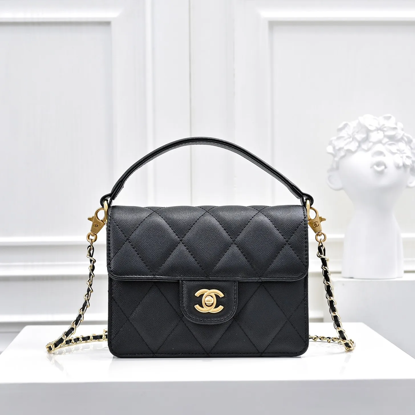 💰430￥Medium size👑CHANEL24k new autumn and winter large, medium and small, unique texture of caviar cowhide. It can be carried by hand or cross-body. The shoulder strap is detachable. It can perfectly match every look of yours, whether it is for daily outings or important occasions. Its classicness and elegance make you stand out from the crowd. Medium size: 19x14cm, style number: 1212