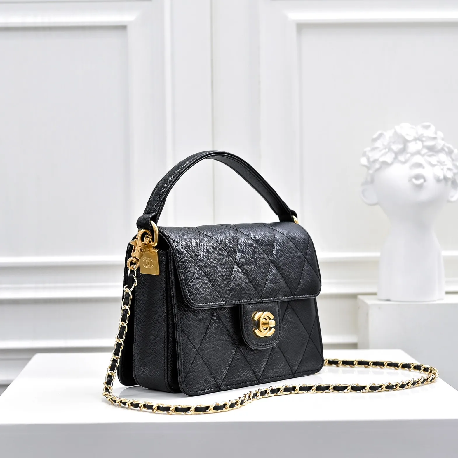 💰430￥Medium size👑CHANEL24k new autumn and winter large, medium and small, unique texture of caviar cowhide. It can be carried by hand or cross-body. The shoulder strap is detachable. It can perfectly match every look of yours, whether it is for daily outings or important occasions. Its classicness and elegance make you stand out from the crowd. Medium size: 19x14cm, style number: 1212