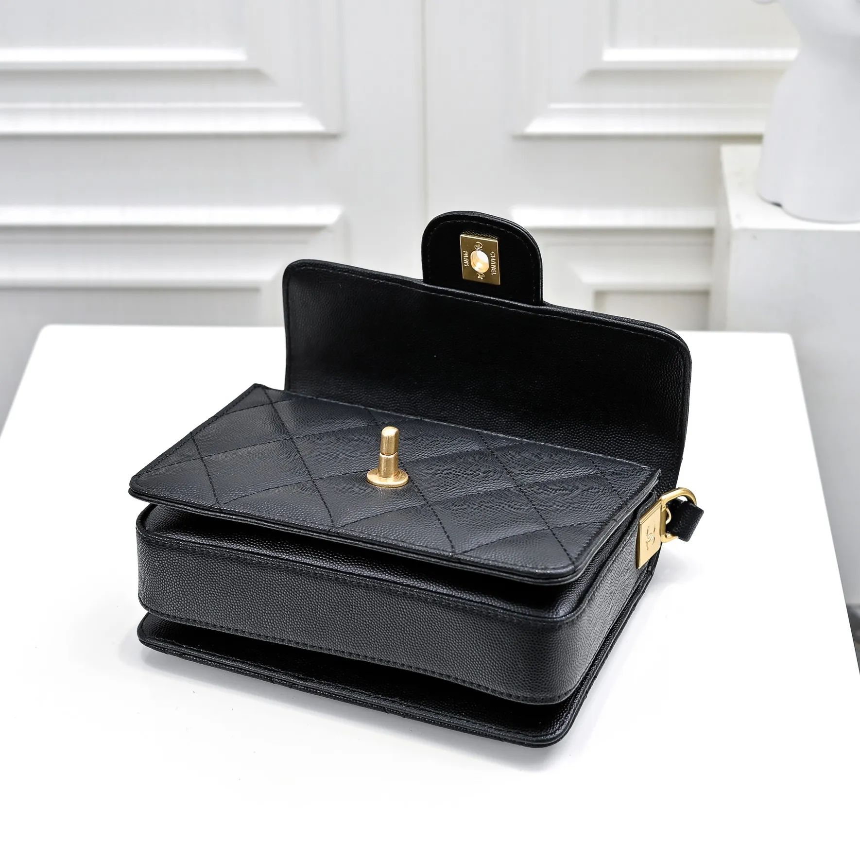 💰430￥Medium size👑CHANEL24k new autumn and winter large, medium and small, unique texture of caviar cowhide. It can be carried by hand or cross-body. The shoulder strap is detachable. It can perfectly match every look of yours, whether it is for daily outings or important occasions. Its classicness and elegance make you stand out from the crowd. Medium size: 19x14cm, style number: 1212