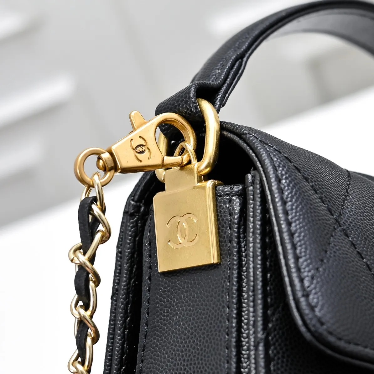 💰430￥Medium size👑CHANEL24k new autumn and winter large, medium and small, unique texture of caviar cowhide. It can be carried by hand or cross-body. The shoulder strap is detachable. It can perfectly match every look of yours, whether it is for daily outings or important occasions. Its classicness and elegance make you stand out from the crowd. Medium size: 19x14cm, style number: 1212
