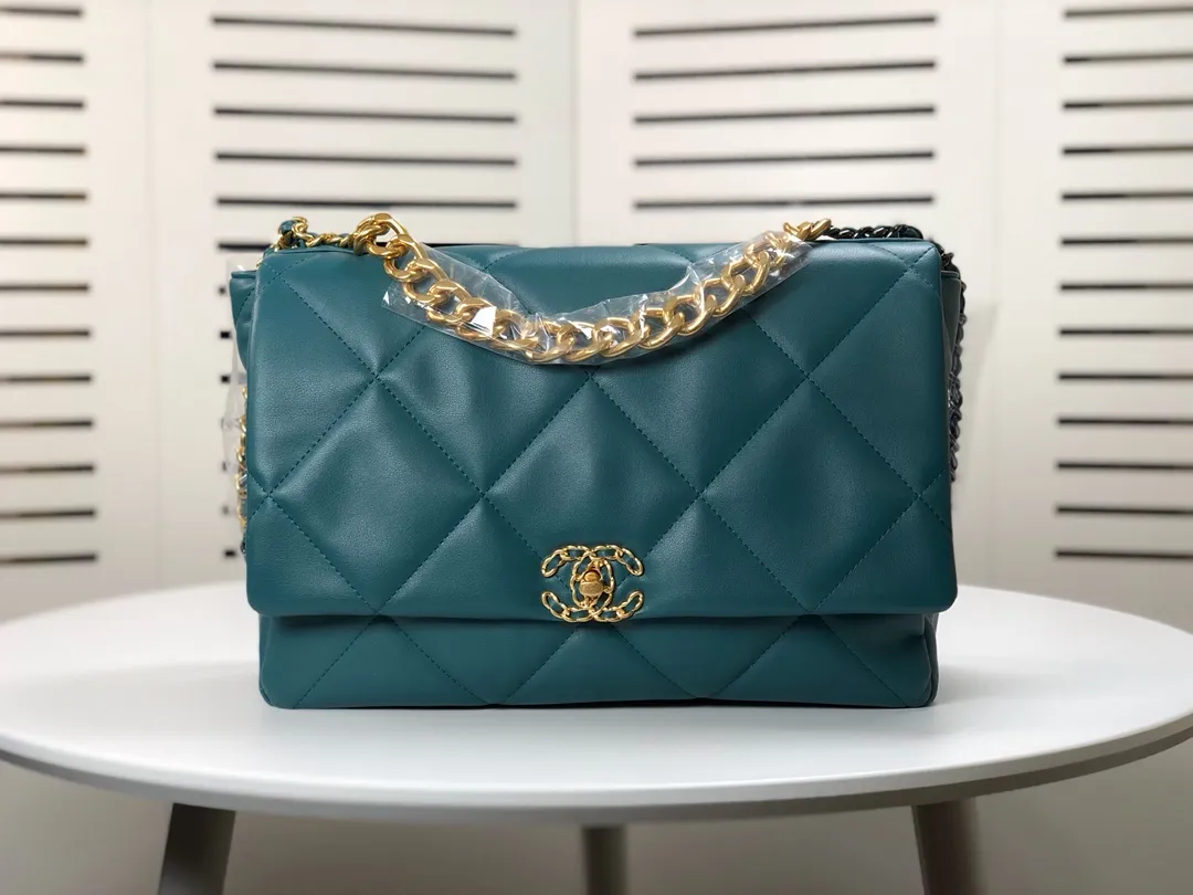 💰480￥Chanel’s latest hot model in large Turkish blue size is now available📣📣Synchronized with counters🤭Imported cowhide🐂very soft to the touch. The upper body effect is super good, it can be carried by hand, on one shoulder or cross-body, showing the elegance and charm of women. Hurry up and get it. Style number: 9012. Size: 36*24*14cm.