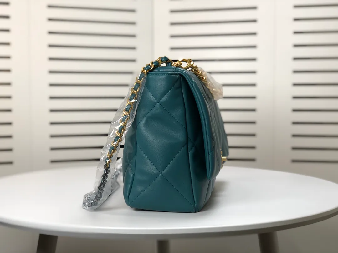 💰480￥Chanel’s latest hot model in large Turkish blue size is now available📣📣Synchronized with counters🤭Imported cowhide🐂very soft to the touch. The upper body effect is super good, it can be carried by hand, on one shoulder or cross-body, showing the elegance and charm of women. Hurry up and get it. Style number: 9012. Size: 36*24*14cm.
