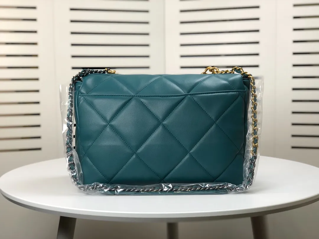 💰480￥Chanel’s latest hot model in large Turkish blue size is now available📣📣Synchronized with counters🤭Imported cowhide🐂very soft to the touch. The upper body effect is super good, it can be carried by hand, on one shoulder or cross-body, showing the elegance and charm of women. Hurry up and get it. Style number: 9012. Size: 36*24*14cm.