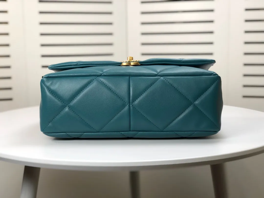 💰480￥Chanel’s latest hot model in large Turkish blue size is now available📣📣Synchronized with counters🤭Imported cowhide🐂very soft to the touch. The upper body effect is super good, it can be carried by hand, on one shoulder or cross-body, showing the elegance and charm of women. Hurry up and get it. Style number: 9012. Size: 36*24*14cm.