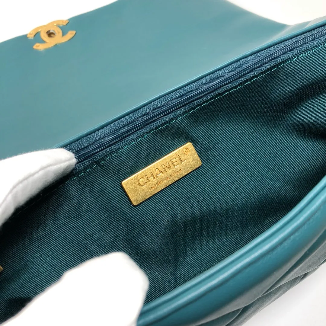 💰480￥Chanel’s latest hot model in large Turkish blue size is now available📣📣Synchronized with counters🤭Imported cowhide🐂very soft to the touch. The upper body effect is super good, it can be carried by hand, on one shoulder or cross-body, showing the elegance and charm of women. Hurry up and get it. Style number: 9012. Size: 36*24*14cm.
