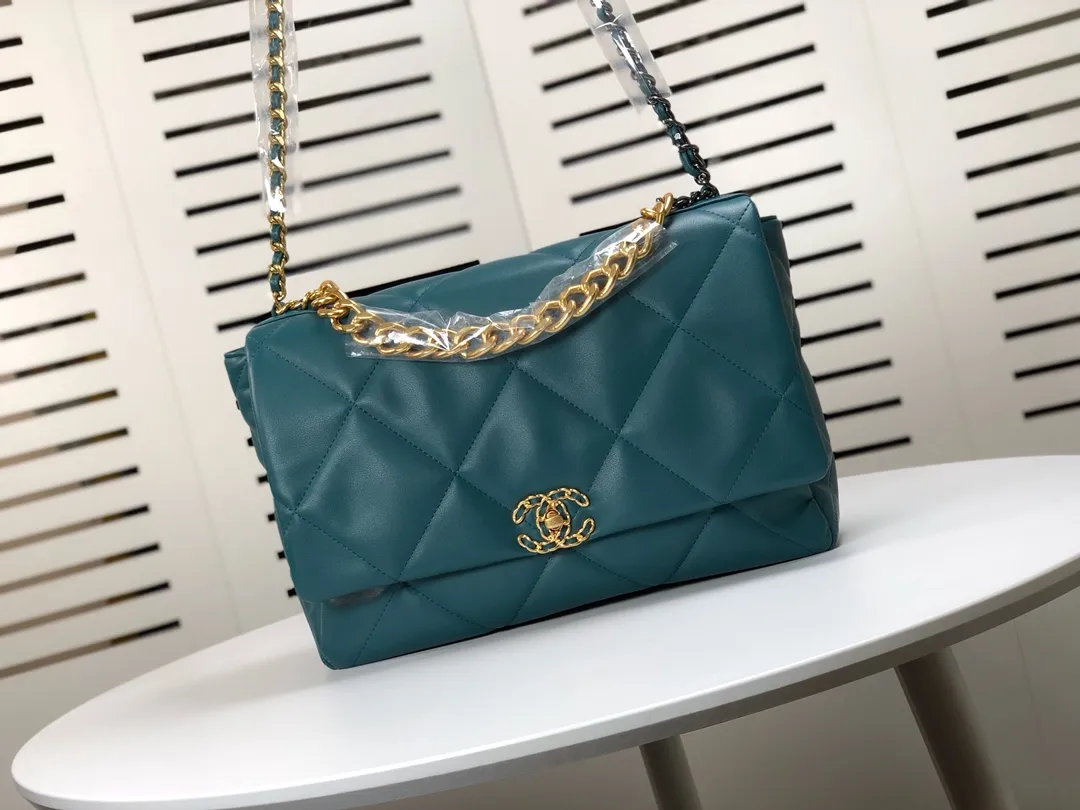 💰480￥Chanel’s latest hot model in large Turkish blue size is now available📣📣Synchronized with counters🤭Imported cowhide🐂very soft to the touch. The upper body effect is super good, it can be carried by hand, on one shoulder or cross-body, showing the elegance and charm of women. Hurry up and get it. Style number: 9012. Size: 36*24*14cm.