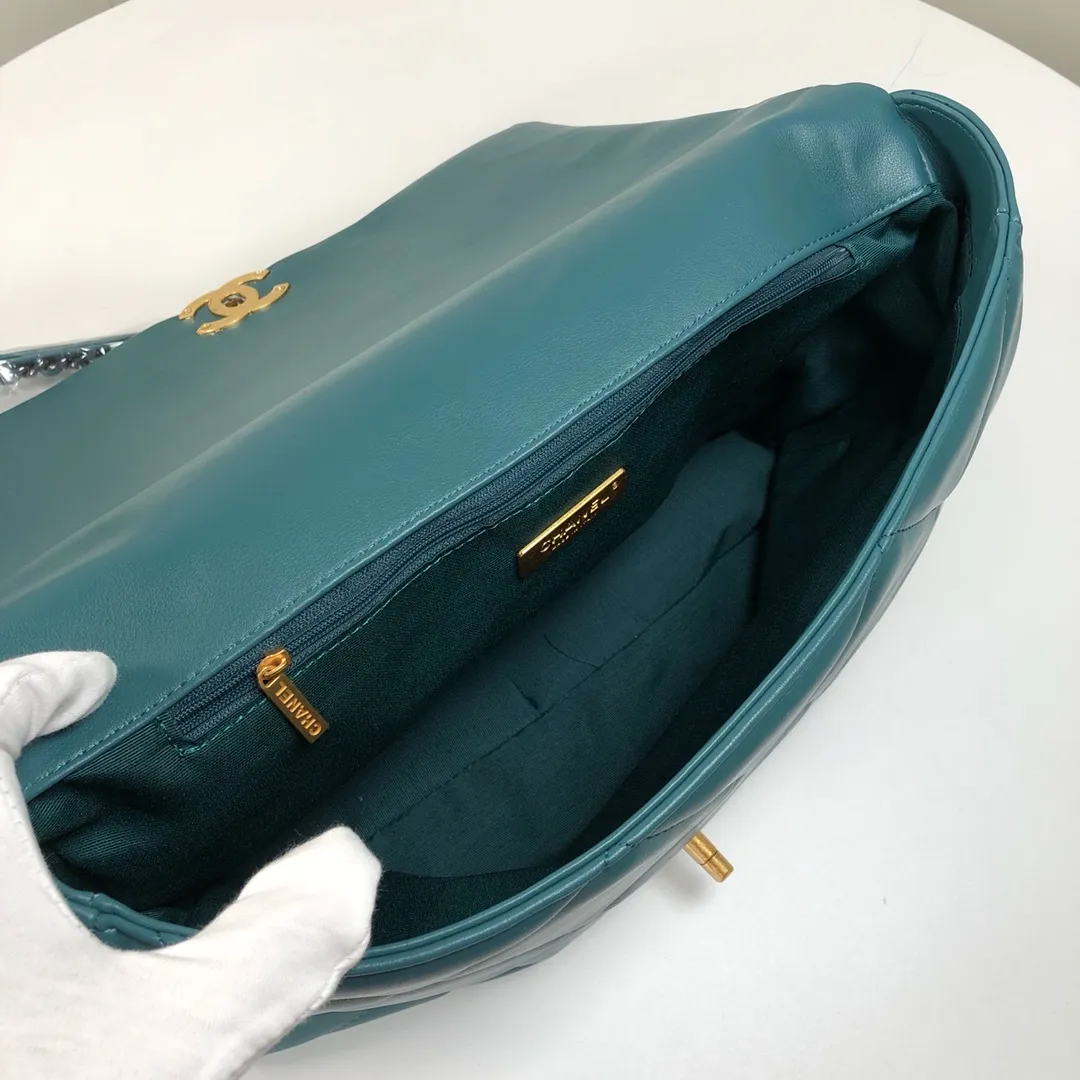 💰480￥Chanel’s latest hot model in large Turkish blue size is now available📣📣Synchronized with counters🤭Imported cowhide🐂very soft to the touch. The upper body effect is super good, it can be carried by hand, on one shoulder or cross-body, showing the elegance and charm of women. Hurry up and get it. Style number: 9012. Size: 36*24*14cm.
