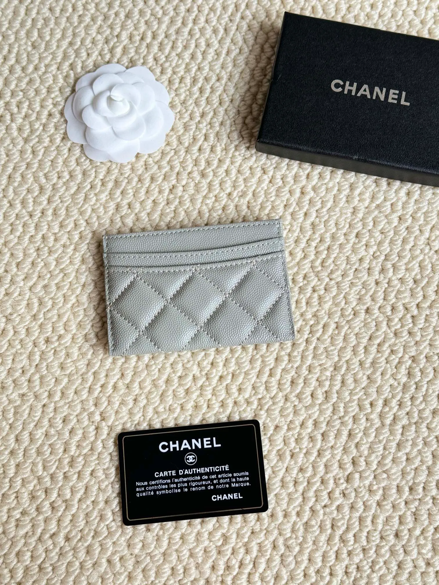 💰100 Chanel counter classic card holder Model number: AP456 Made of cowhide caviar, a classic and timeless mini card holder. Super cute😍 Size: 7.5×11.2×0.5cm Fine workmanship and high-end quality