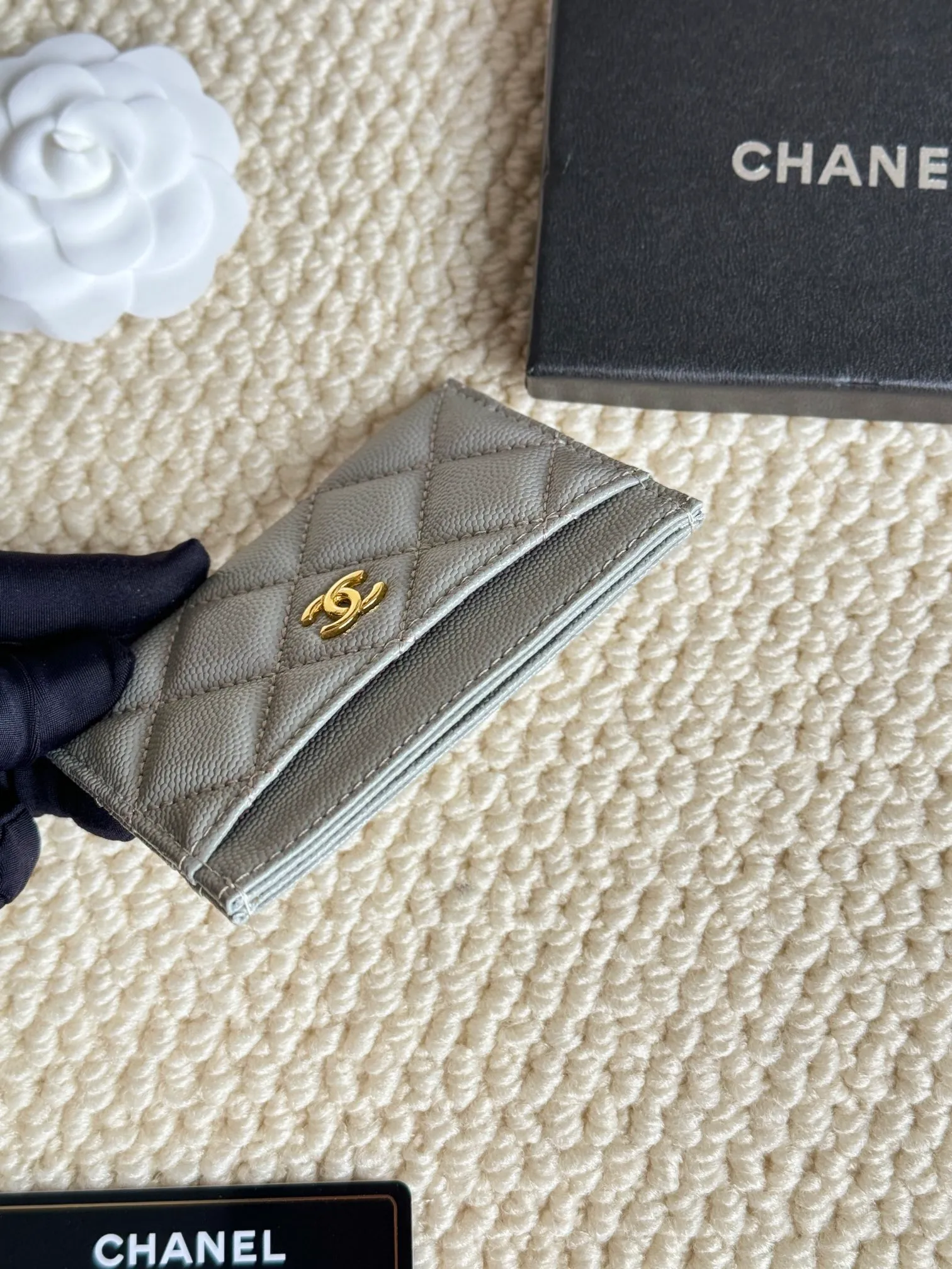 💰100 Chanel counter classic card holder Model number: AP456 Made of cowhide caviar, a classic and timeless mini card holder. Super cute😍 Size: 7.5×11.2×0.5cm Fine workmanship and high-end quality
