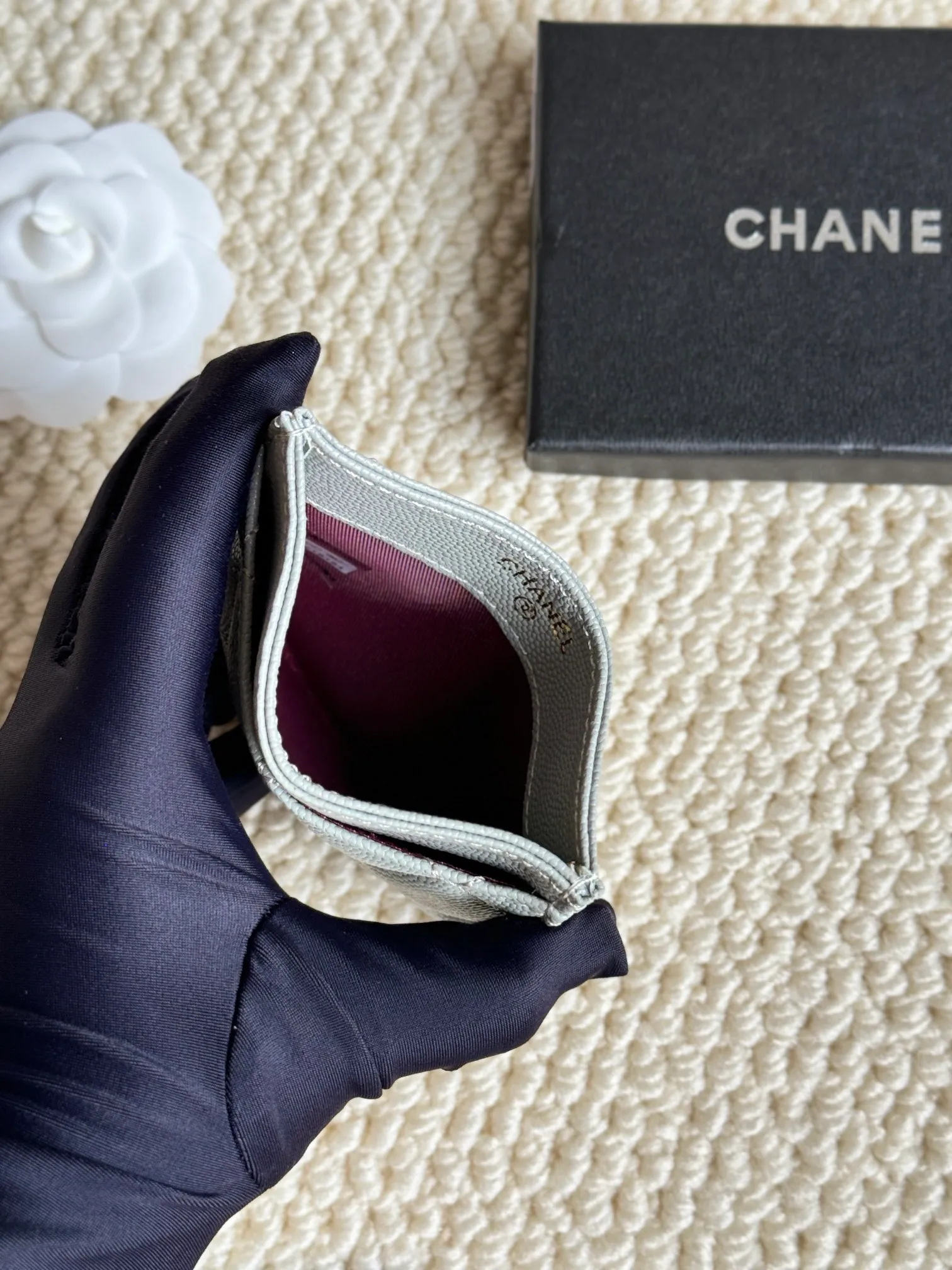 💰100 Chanel counter classic card holder Model number: AP456 Made of cowhide caviar, a classic and timeless mini card holder. Super cute😍 Size: 7.5×11.2×0.5cm Fine workmanship and high-end quality