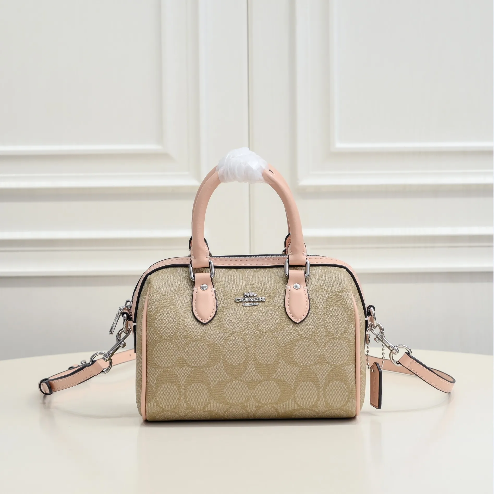 The new Coach small size Boston CH469 is so beautiful and exquisite! Moreover, the Boston bag shape is particularly versatile! The presbyopic color-blocking design is classic and eye-catching! Size:17.5*12*10cm