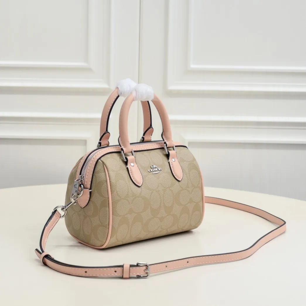The new Coach small size Boston CH469 is so beautiful and exquisite! Moreover, the Boston bag shape is particularly versatile! The presbyopic color-blocking design is classic and eye-catching! Size:17.5*12*10cm