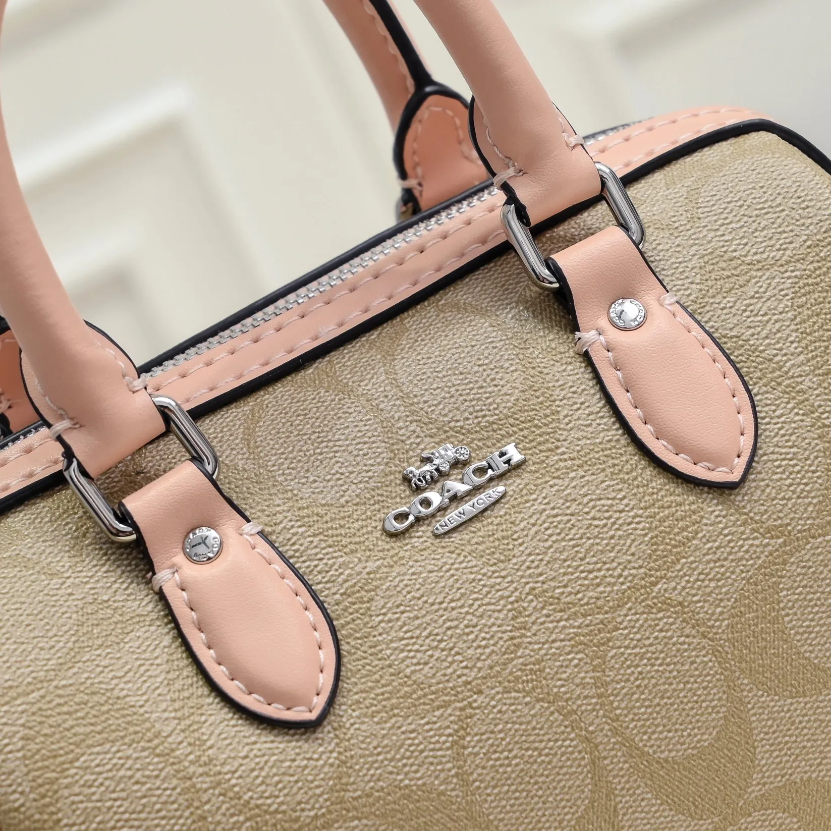 The new Coach small size Boston CH469 is so beautiful and exquisite! Moreover, the Boston bag shape is particularly versatile! The presbyopic color-blocking design is classic and eye-catching! Size:17.5*12*10cm