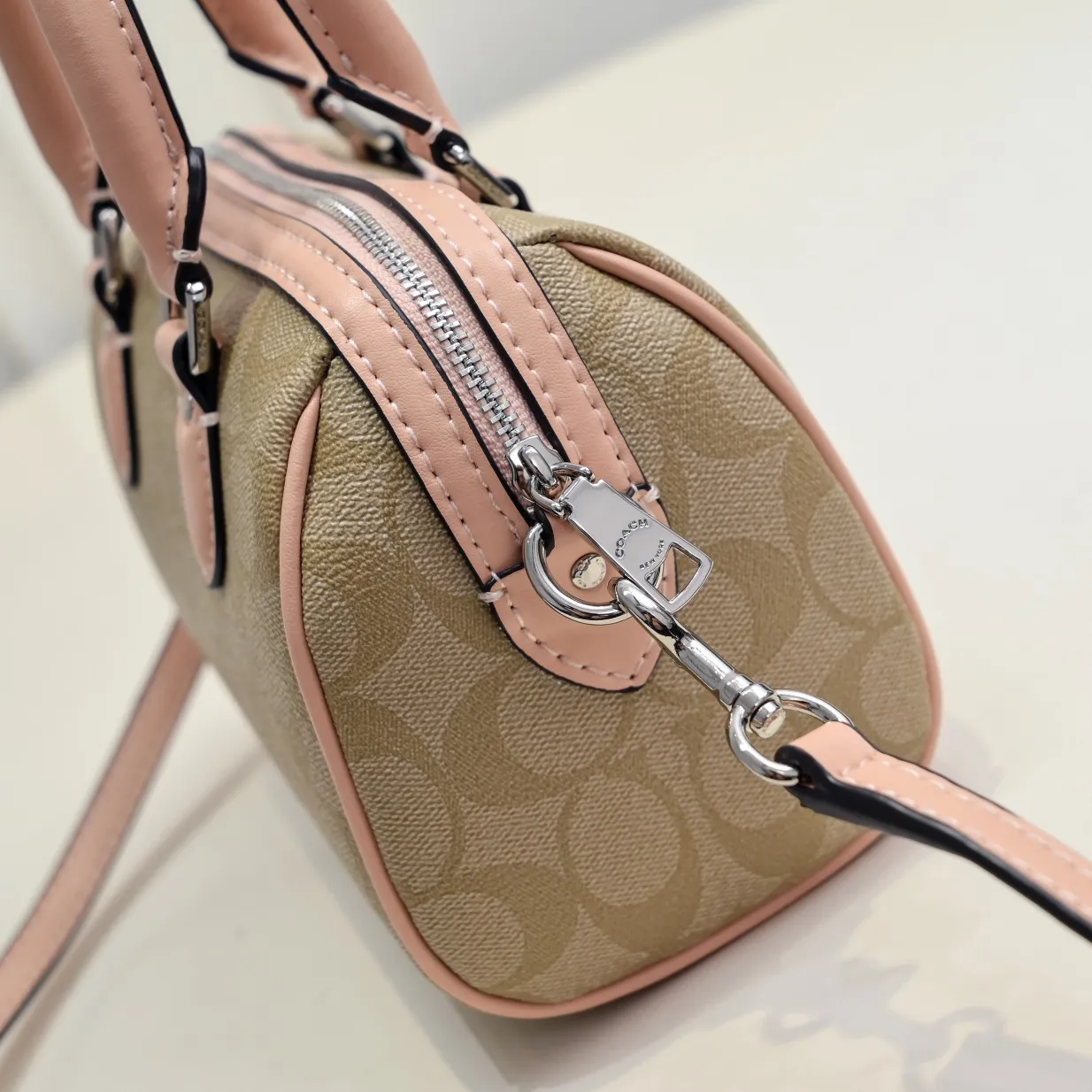 The new Coach small size Boston CH469 is so beautiful and exquisite! Moreover, the Boston bag shape is particularly versatile! The presbyopic color-blocking design is classic and eye-catching! Size:17.5*12*10cm