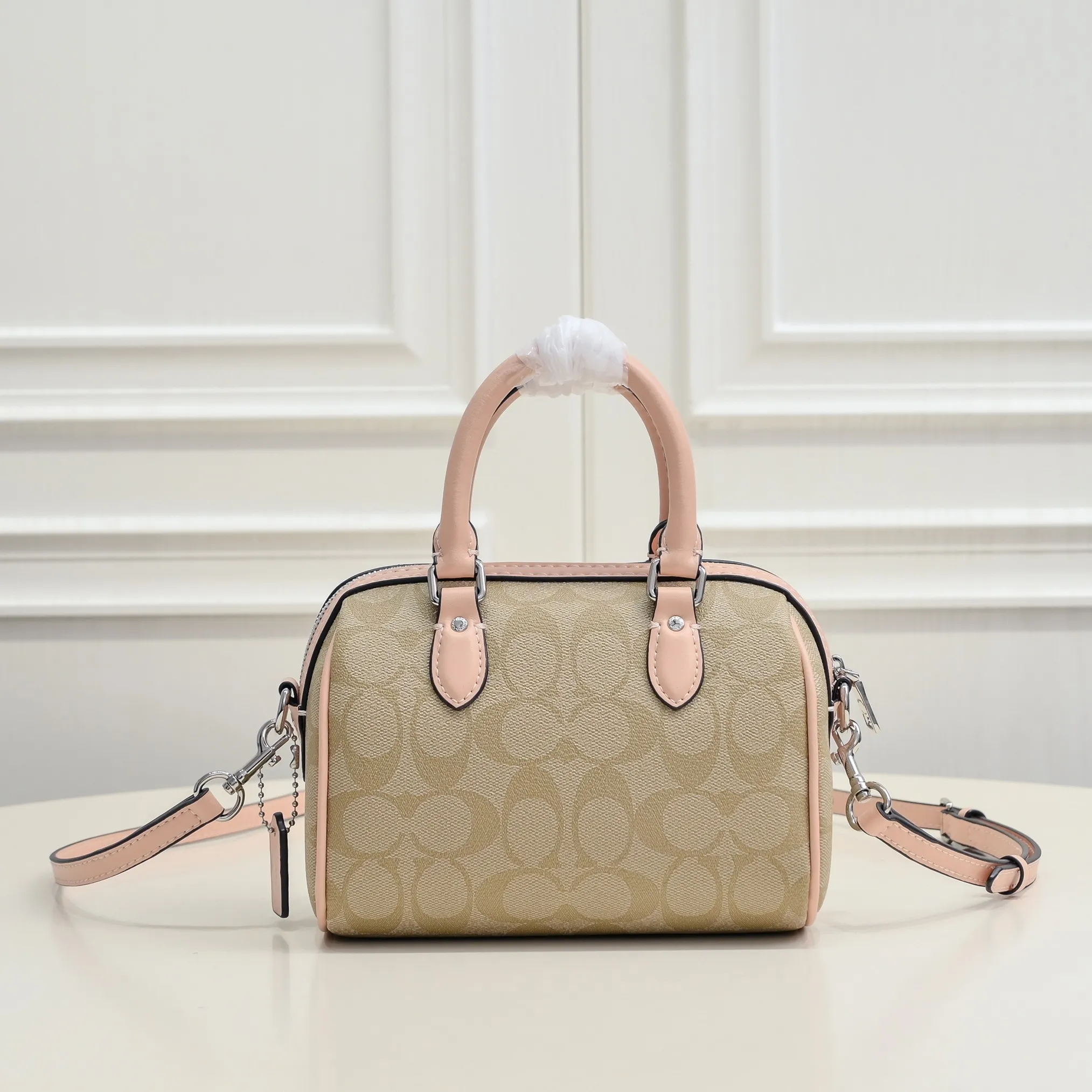The new Coach small size Boston CH469 is so beautiful and exquisite! Moreover, the Boston bag shape is particularly versatile! The presbyopic color-blocking design is classic and eye-catching! Size:17.5*12*10cm