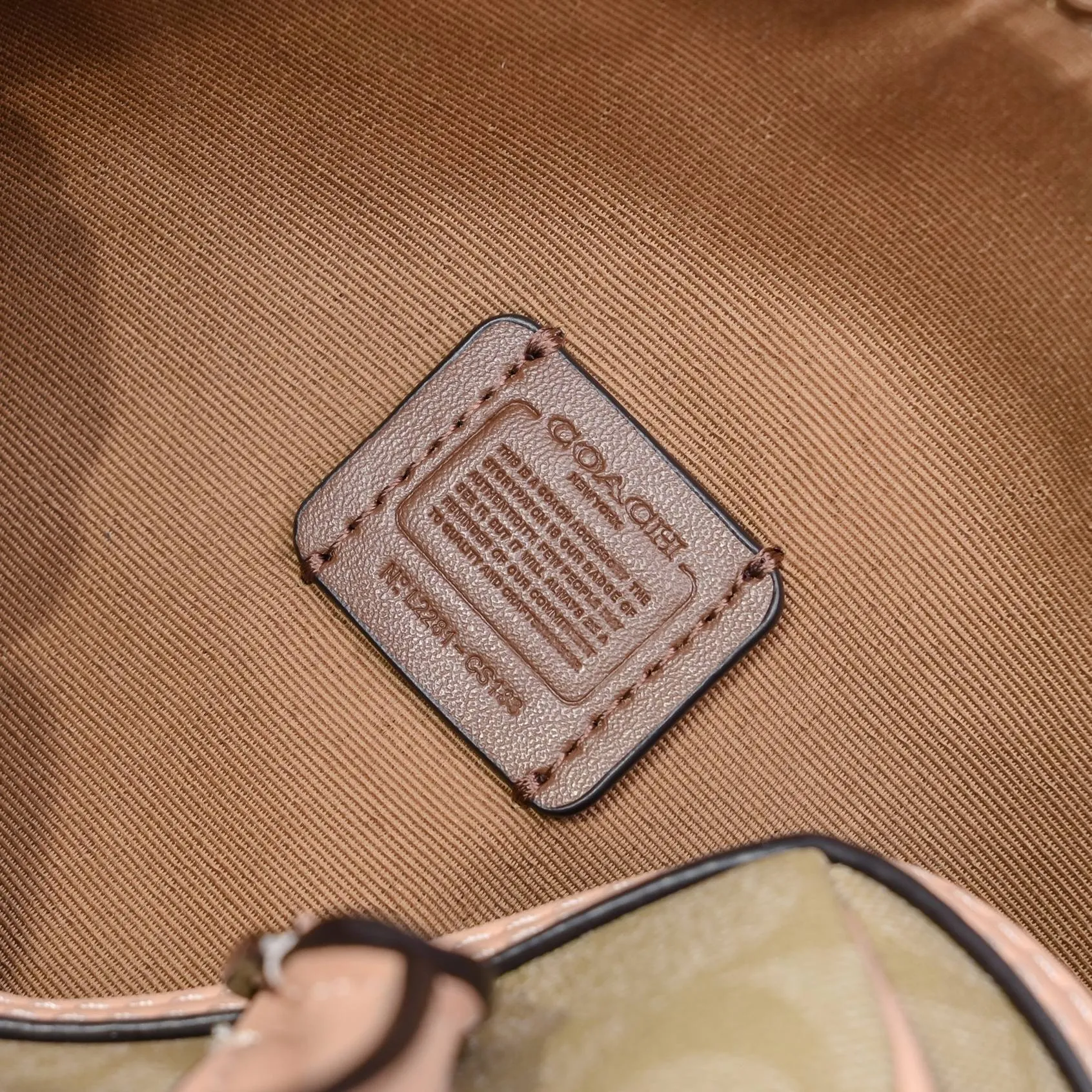 The new Coach small size Boston CH469 is so beautiful and exquisite! Moreover, the Boston bag shape is particularly versatile! The presbyopic color-blocking design is classic and eye-catching! Size:17.5*12*10cm