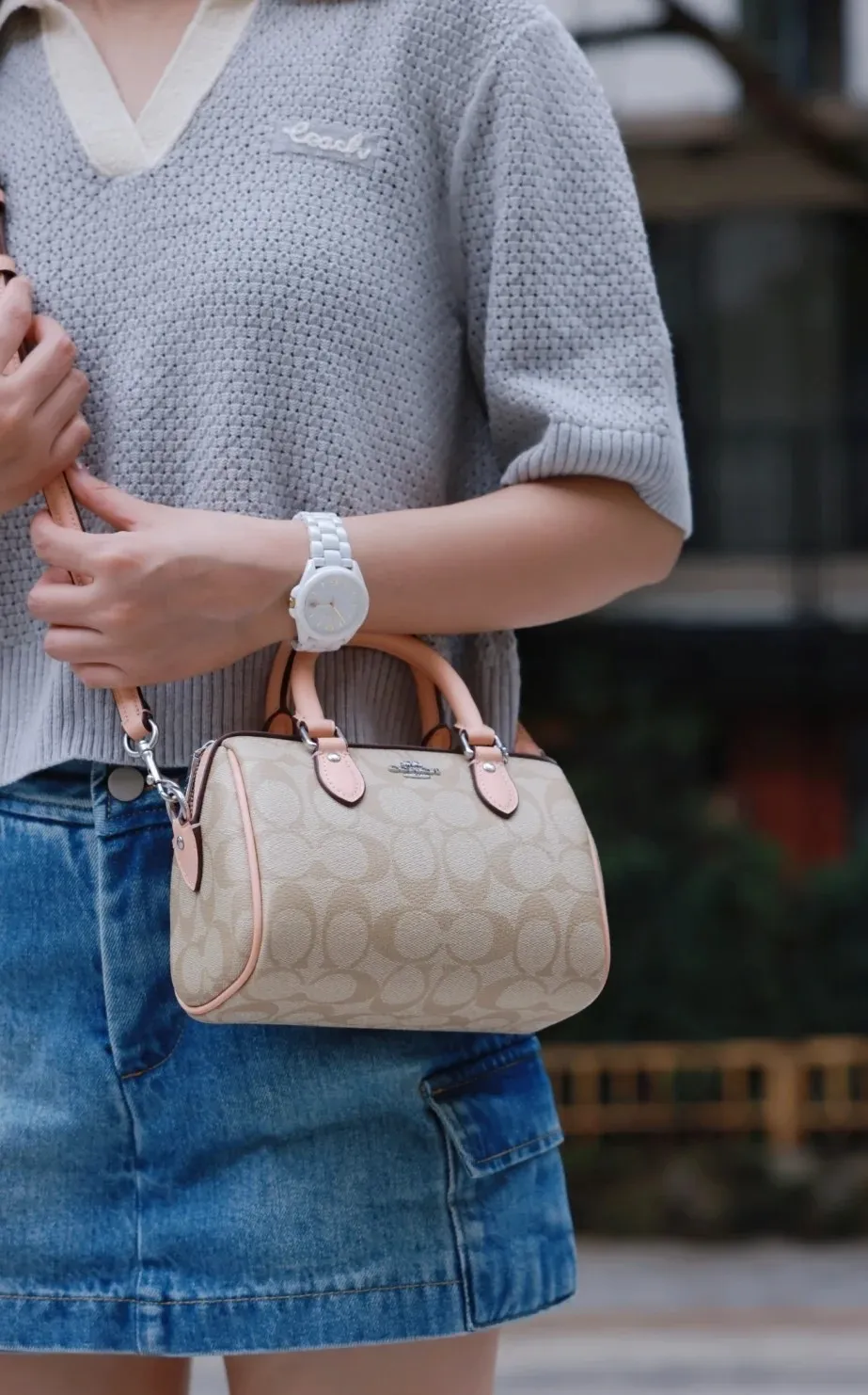 The new Coach small size Boston CH469 is so beautiful and exquisite! Moreover, the Boston bag shape is particularly versatile! The presbyopic color-blocking design is classic and eye-catching! Size:17.5*12*10cm