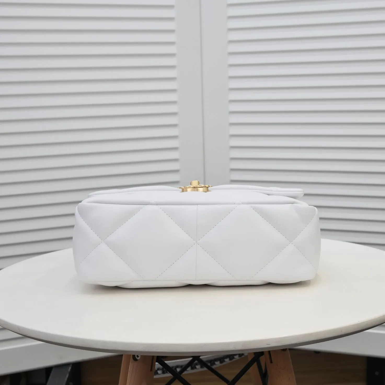 💰410￥Pure white medium size Chanel’s latest hot model is shipped📣📣Synchronized with counters🤭Imported cowhide🐂feels very soft. The upper body effect is super good, it can be carried by hand, on one shoulder or cross-body, showing the elegance and charm of women. Hurry up and get it. Style number: 9011. Size: 30*20*12cm.