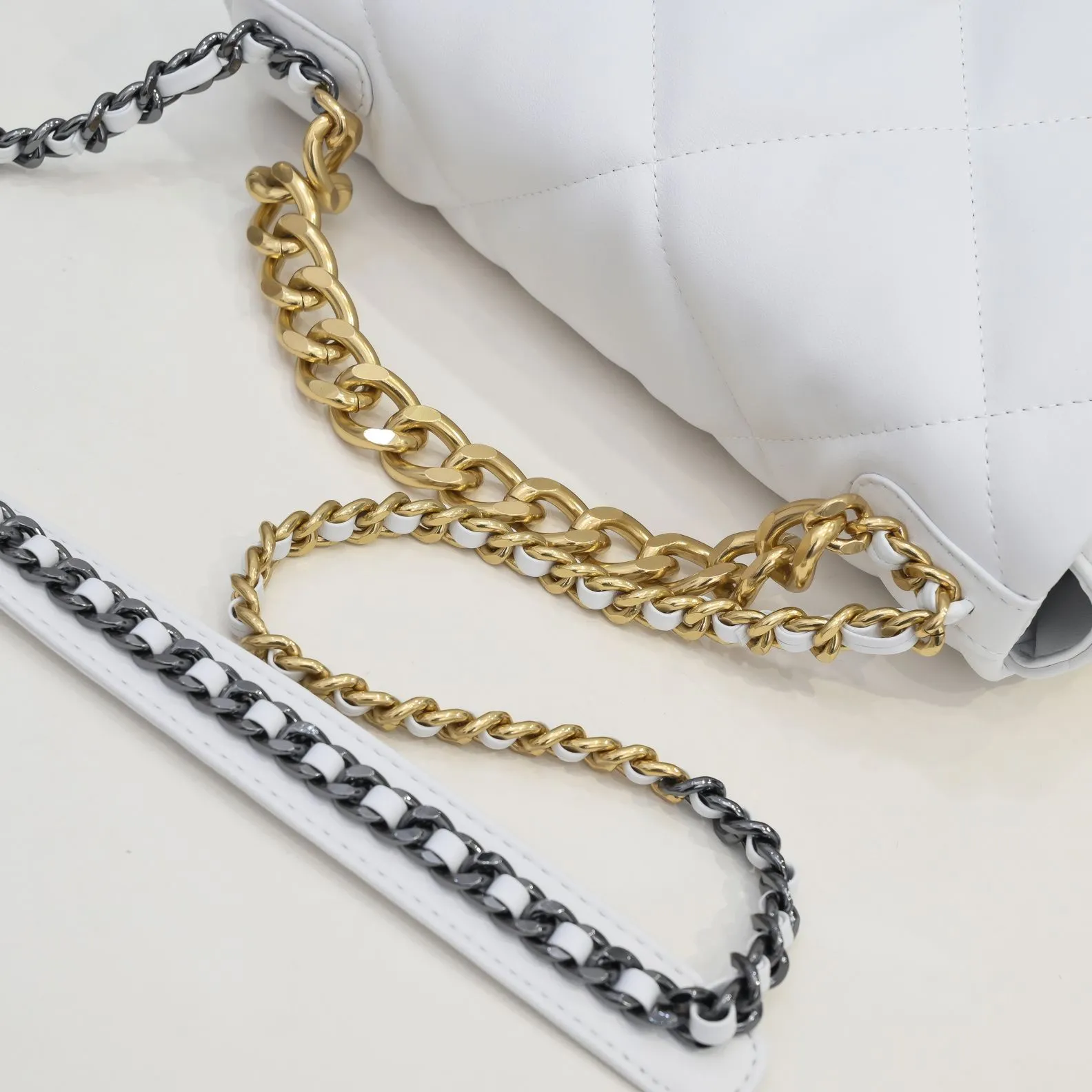 💰410￥Pure white medium size Chanel’s latest hot model is shipped📣📣Synchronized with counters🤭Imported cowhide🐂feels very soft. The upper body effect is super good, it can be carried by hand, on one shoulder or cross-body, showing the elegance and charm of women. Hurry up and get it. Style number: 9011. Size: 30*20*12cm.