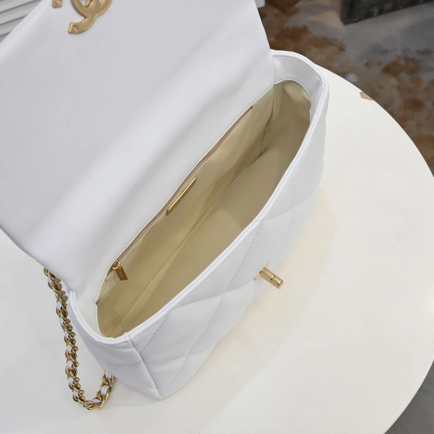 💰410￥Pure white medium size Chanel’s latest hot model is shipped📣📣Synchronized with counters🤭Imported cowhide🐂feels very soft. The upper body effect is super good, it can be carried by hand, on one shoulder or cross-body, showing the elegance and charm of women. Hurry up and get it. Style number: 9011. Size: 30*20*12cm.