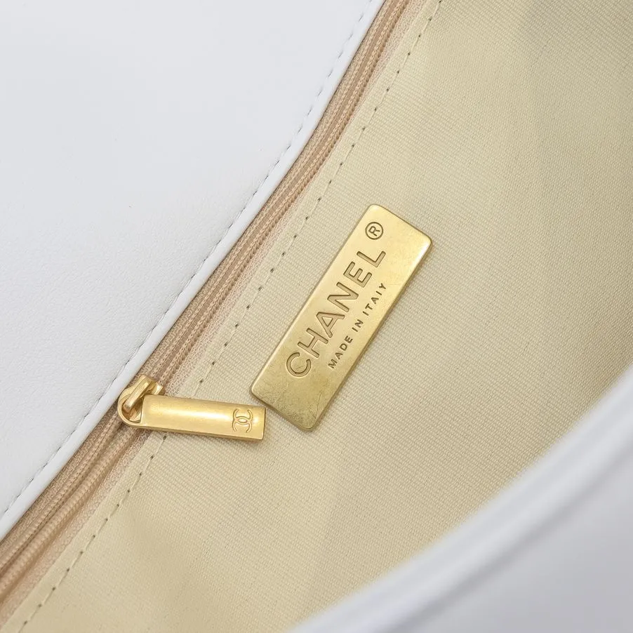 💰410￥Pure white medium size Chanel’s latest hot model is shipped📣📣Synchronized with counters🤭Imported cowhide🐂feels very soft. The upper body effect is super good, it can be carried by hand, on one shoulder or cross-body, showing the elegance and charm of women. Hurry up and get it. Style number: 9011. Size: 30*20*12cm.