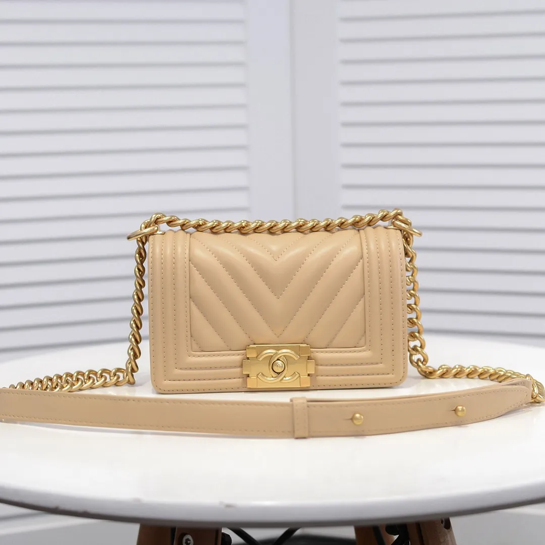 💰400￥ (Full sheepskin with original hardware) [Smile] Chanel Chanel 👑 Lambskin [Lightning] Thickened electroplated hardware accessories 🌈 The workmanship is comparable to the original order 💪 The bottom can be pinched and rebounded without trace, absolutely spot-on and real-life, fashionable and durable 💪💪 High-end quality, no pressure in and out of the drill cabinet 💏, size 20*12*7cm, style number 67085
