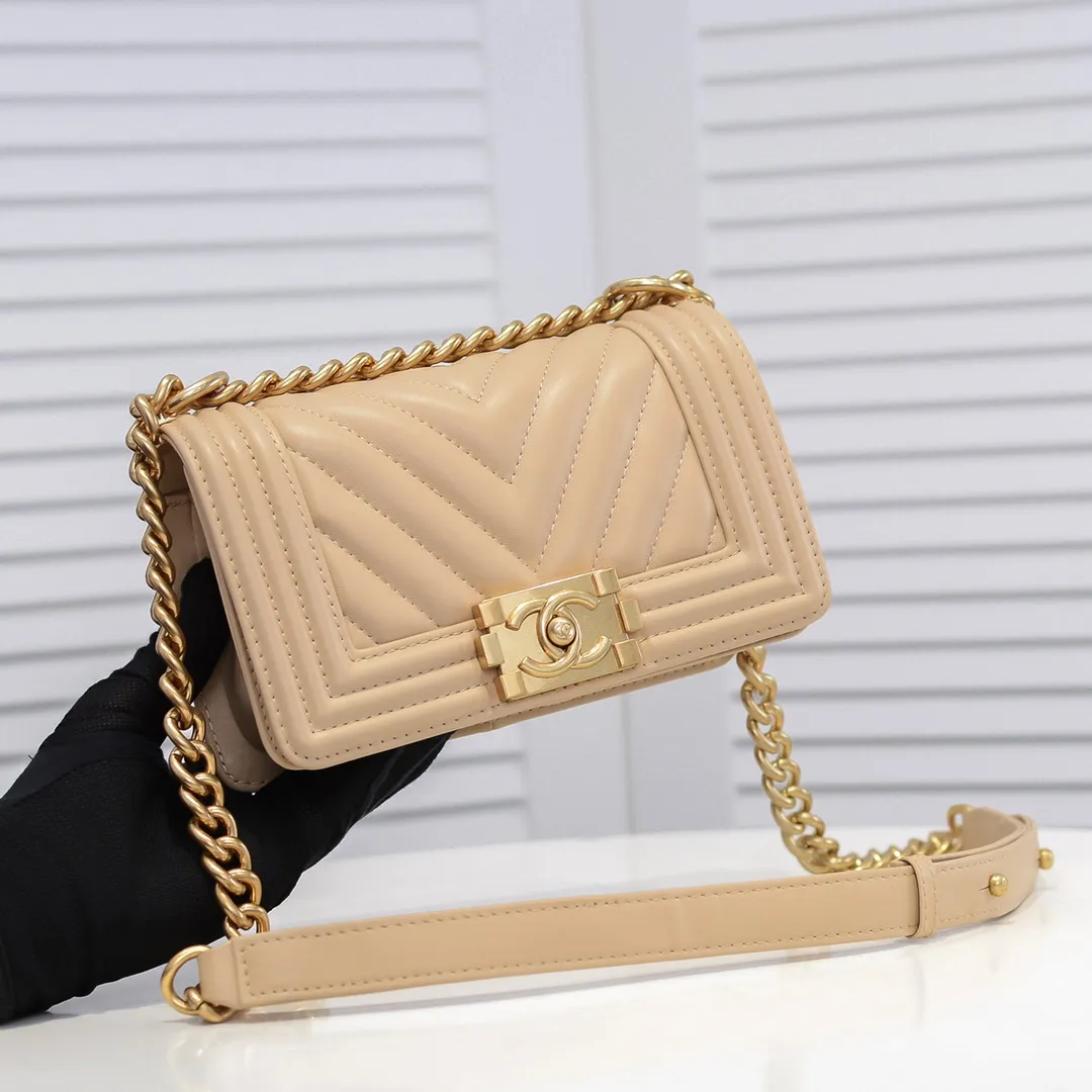 💰400￥ (Full sheepskin with original hardware) [Smile] Chanel Chanel 👑 Lambskin [Lightning] Thickened electroplated hardware accessories 🌈 The workmanship is comparable to the original order 💪 The bottom can be pinched and rebounded without trace, absolutely spot-on and real-life, fashionable and durable 💪💪 High-end quality, no pressure in and out of the drill cabinet 💏, size 20*12*7cm, style number 67085