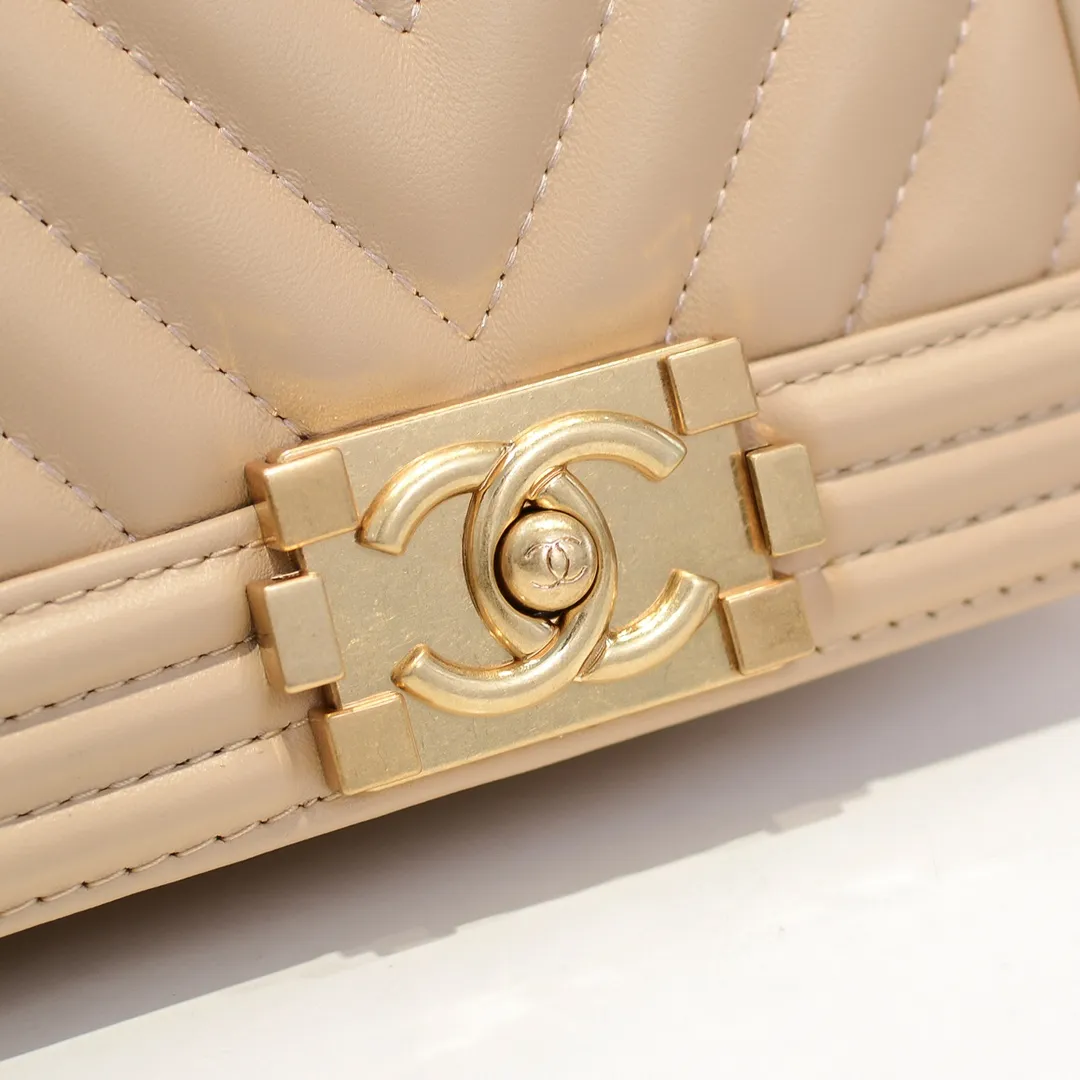 💰400￥ (Full sheepskin with original hardware) [Smile] Chanel Chanel 👑 Lambskin [Lightning] Thickened electroplated hardware accessories 🌈 The workmanship is comparable to the original order 💪 The bottom can be pinched and rebounded without trace, absolutely spot-on and real-life, fashionable and durable 💪💪 High-end quality, no pressure in and out of the drill cabinet 💏, size 20*12*7cm, style number 67085