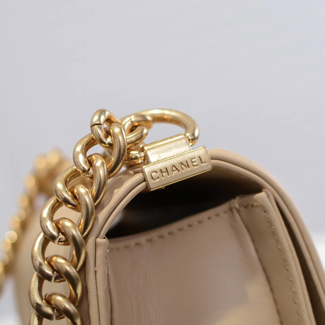 💰400￥ (Full sheepskin with original hardware) [Smile] Chanel Chanel 👑 Lambskin [Lightning] Thickened electroplated hardware accessories 🌈 The workmanship is comparable to the original order 💪 The bottom can be pinched and rebounded without trace, absolutely spot-on and real-life, fashionable and durable 💪💪 High-end quality, no pressure in and out of the drill cabinet 💏, size 20*12*7cm, style number 67085