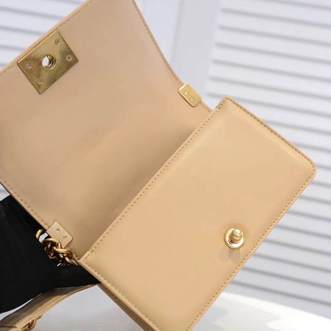 💰400￥ (Full sheepskin with original hardware) [Smile] Chanel Chanel 👑 Lambskin [Lightning] Thickened electroplated hardware accessories 🌈 The workmanship is comparable to the original order 💪 The bottom can be pinched and rebounded without trace, absolutely spot-on and real-life, fashionable and durable 💪💪 High-end quality, no pressure in and out of the drill cabinet 💏, size 20*12*7cm, style number 67085