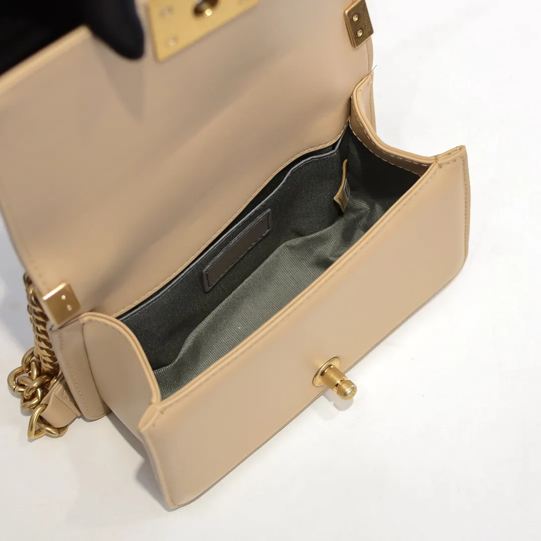 💰400￥ (Full sheepskin with original hardware) [Smile] Chanel Chanel 👑 Lambskin [Lightning] Thickened electroplated hardware accessories 🌈 The workmanship is comparable to the original order 💪 The bottom can be pinched and rebounded without trace, absolutely spot-on and real-life, fashionable and durable 💪💪 High-end quality, no pressure in and out of the drill cabinet 💏, size 20*12*7cm, style number 67085