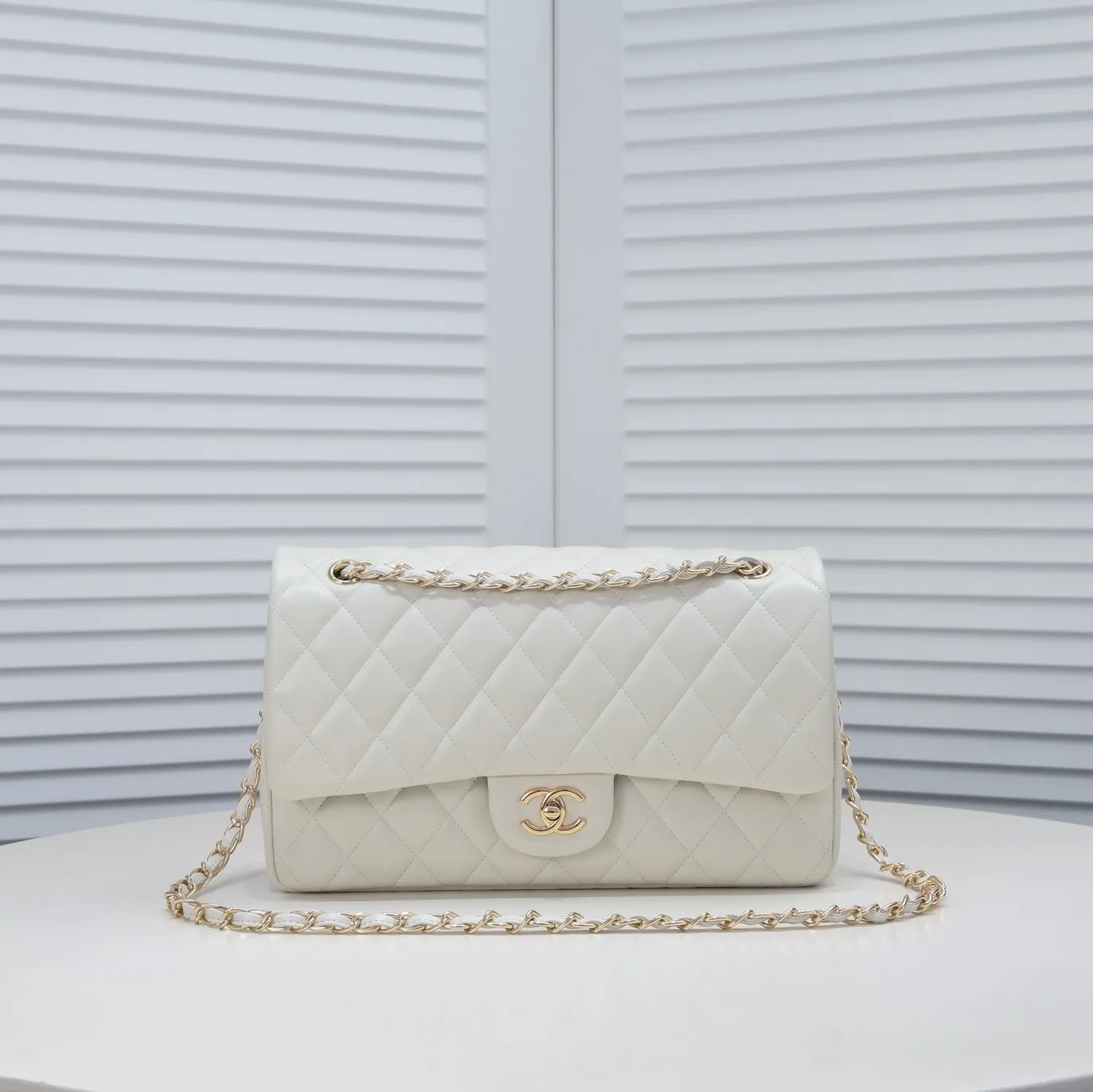 💰460￥ Off-white [color] Chanel [color] century classic, carefully crafted with exquisite workmanship of every stitch and thread, imported sheepskin with original hardware, full diamond pattern 💯The shape of the whole bag is particularly perfect in softness 👍👍😔😔Classic and irresistible, size: 30X18X8cm, style number: 1113