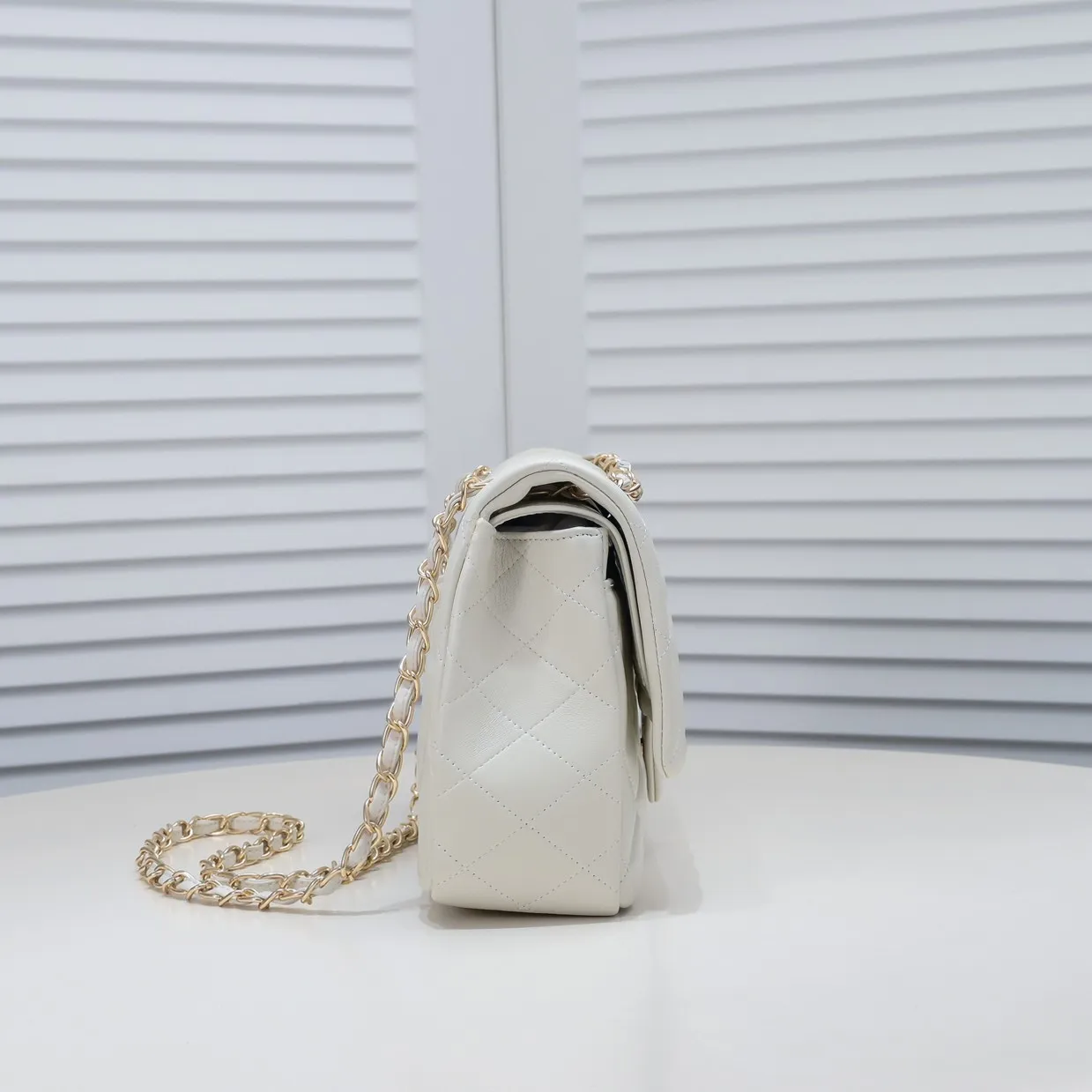 💰460￥ Off-white [color] Chanel [color] century classic, carefully crafted with exquisite workmanship of every stitch and thread, imported sheepskin with original hardware, full diamond pattern 💯The shape of the whole bag is particularly perfect in softness 👍👍😔😔Classic and irresistible, size: 30X18X8cm, style number: 1113