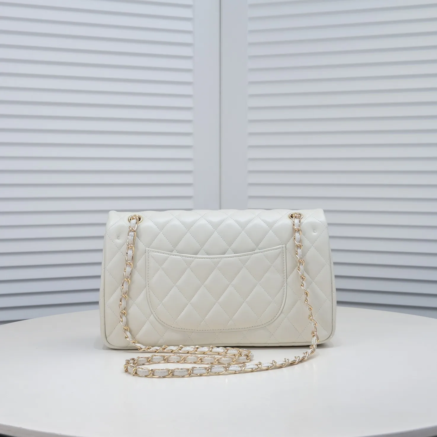 💰460￥ Off-white [color] Chanel [color] century classic, carefully crafted with exquisite workmanship of every stitch and thread, imported sheepskin with original hardware, full diamond pattern 💯The shape of the whole bag is particularly perfect in softness 👍👍😔😔Classic and irresistible, size: 30X18X8cm, style number: 1113