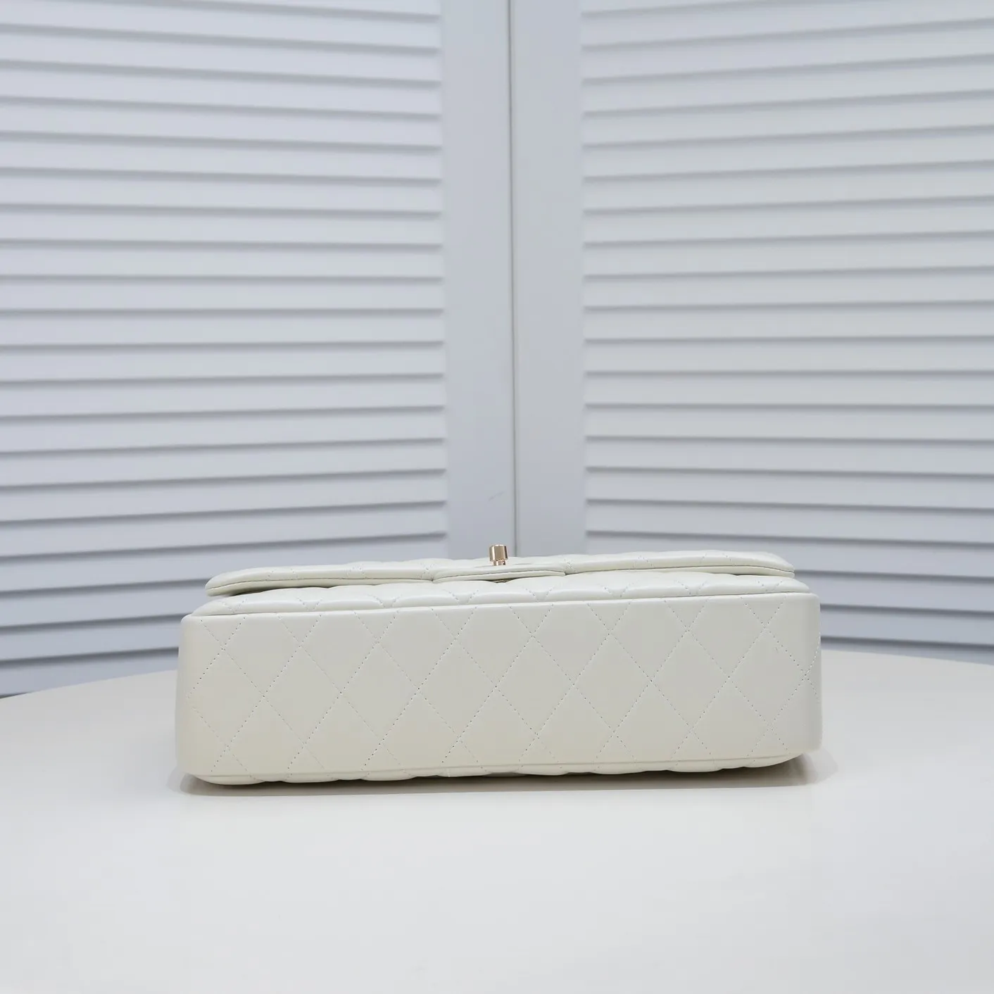 💰460￥ Off-white [color] Chanel [color] century classic, carefully crafted with exquisite workmanship of every stitch and thread, imported sheepskin with original hardware, full diamond pattern 💯The shape of the whole bag is particularly perfect in softness 👍👍😔😔Classic and irresistible, size: 30X18X8cm, style number: 1113