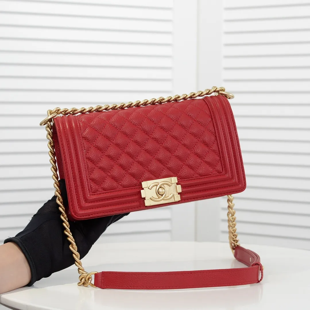 💰460￥ "Full leather inside and out with original hardware" Chanel👑 Using imported first-layer cowhide with lychee pattern [color] [lightning] thickened electroplated hardware accessories🌈The workmanship is comparable to the original order💪The bottom can be pinched and rebounded without trace, absolutely spot-on and real-life, fashionable and durable💪💪High-end quality, no pressure in and out of the drill cabinet💏, size 25*15*8cm Style number: 67086