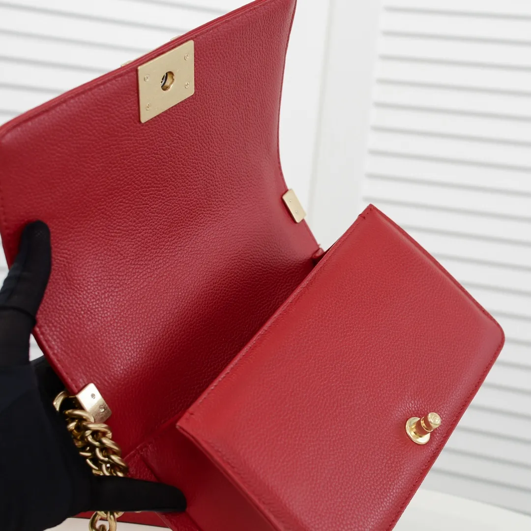 💰460￥ "Full leather inside and out with original hardware" Chanel👑 Using imported first-layer cowhide with lychee pattern [color] [lightning] thickened electroplated hardware accessories🌈The workmanship is comparable to the original order💪The bottom can be pinched and rebounded without trace, absolutely spot-on and real-life, fashionable and durable💪💪High-end quality, no pressure in and out of the drill cabinet💏, size 25*15*8cm Style number: 67086
